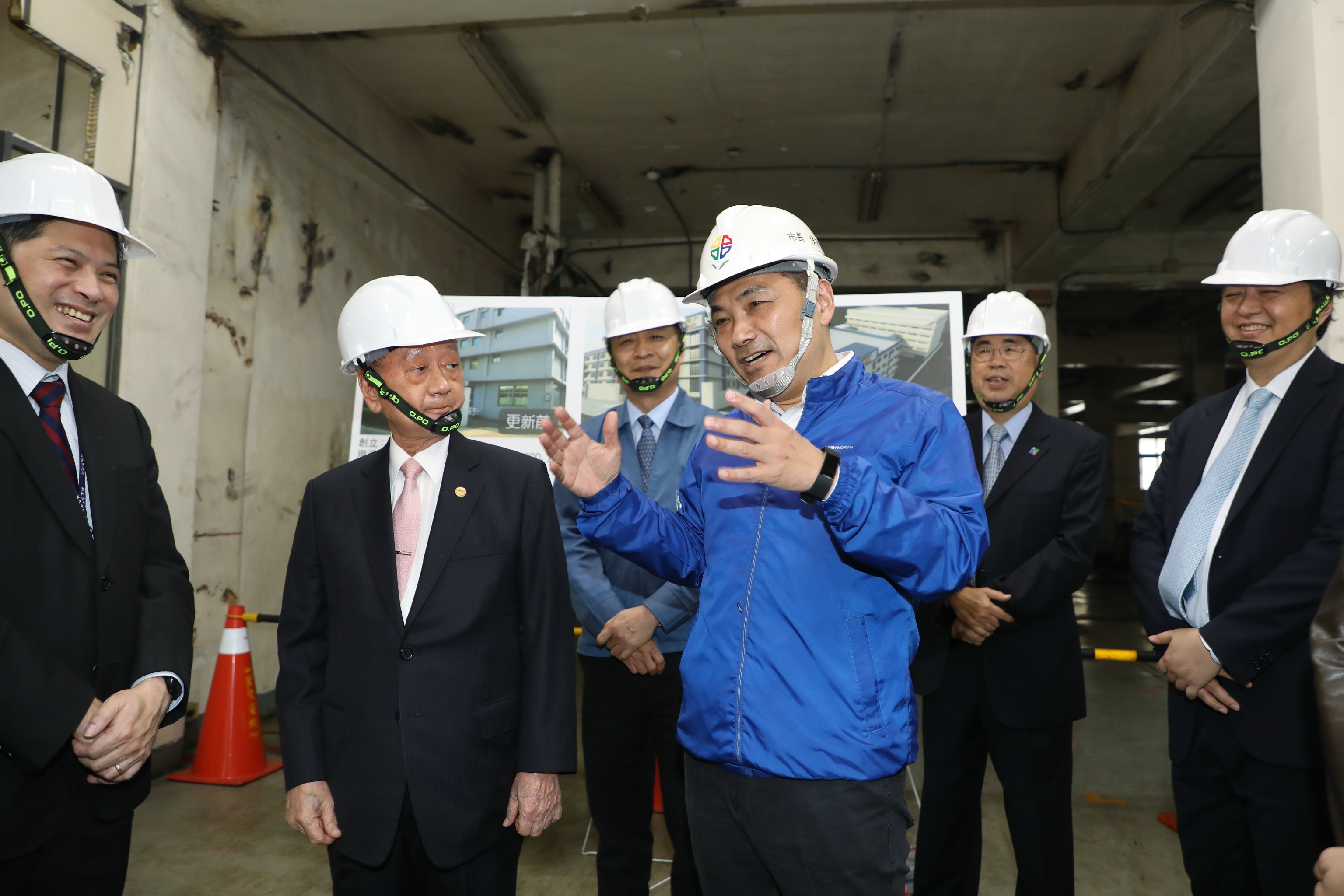 侯市長視察都市更新案例國泰人壽聽取企業簡報