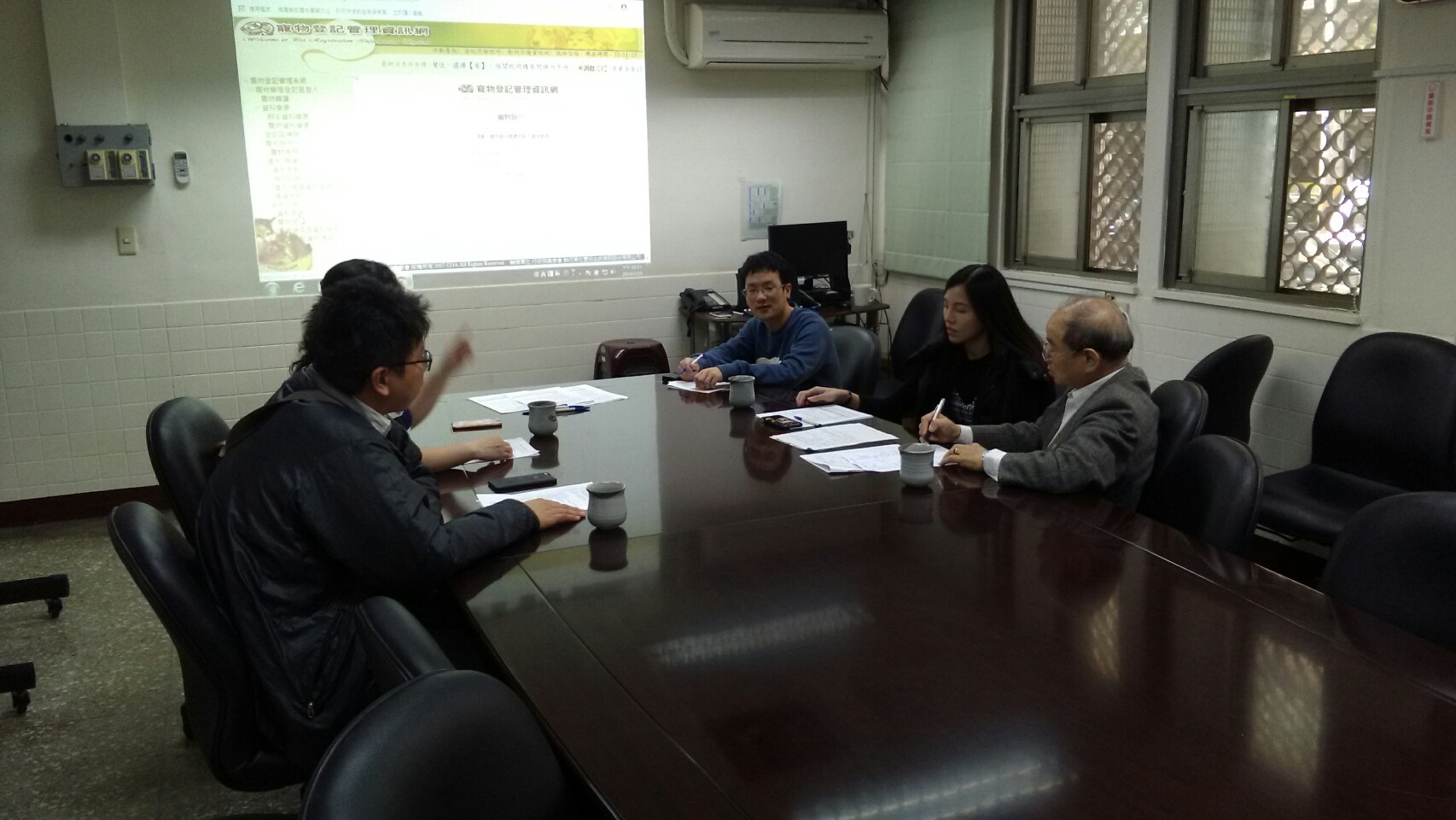 寵物殯葬協會及農委會在動保處開會