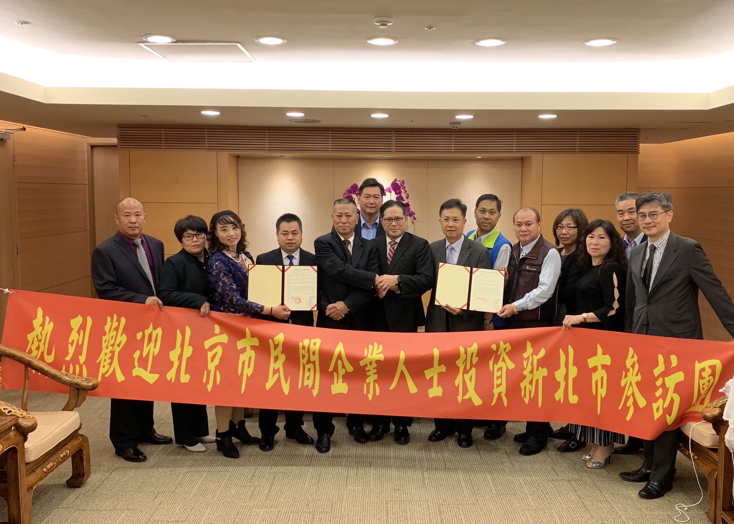 林國春議員引介及吳明機副市長見證下，海峽兩岸產業經濟合作委員會(左ㄧ至左五)與新北市農會及5區漁會(右二至右七)簽約合影