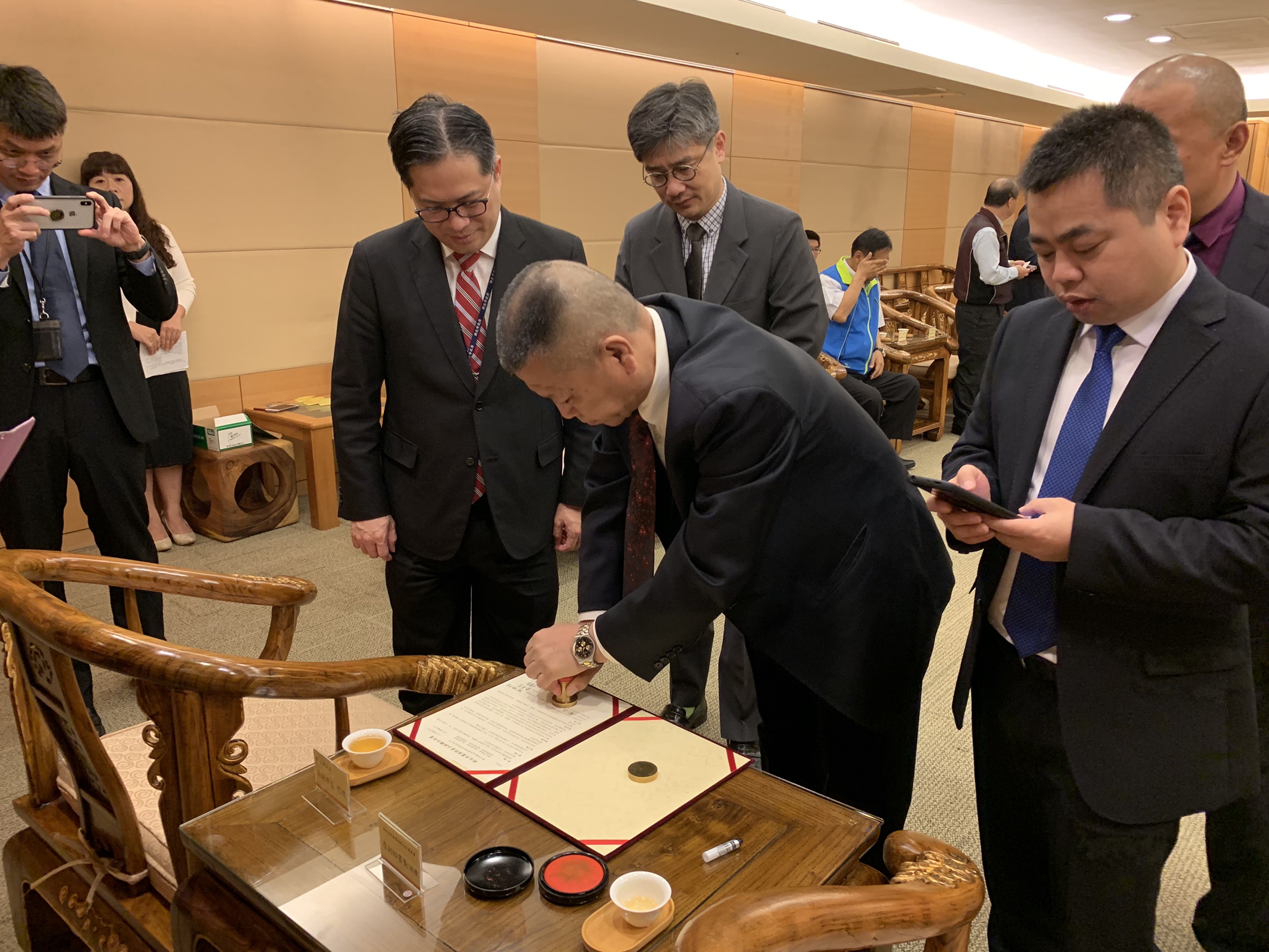 海峽兩岸產業經濟合作委員會詹廠慶副祕書長為合約書用印