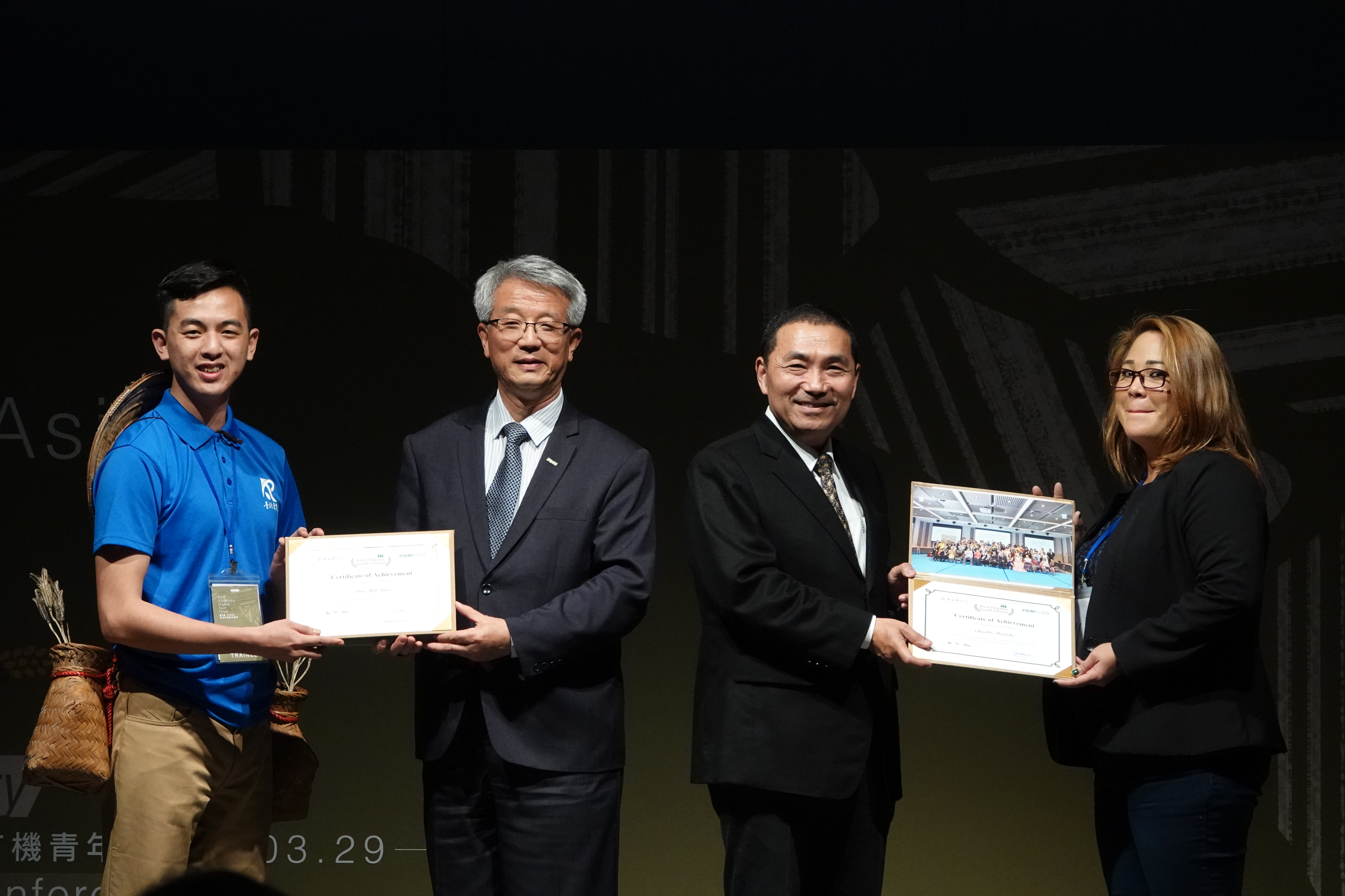 市長與IFOAM Asia主席周澤江頒發學員證書