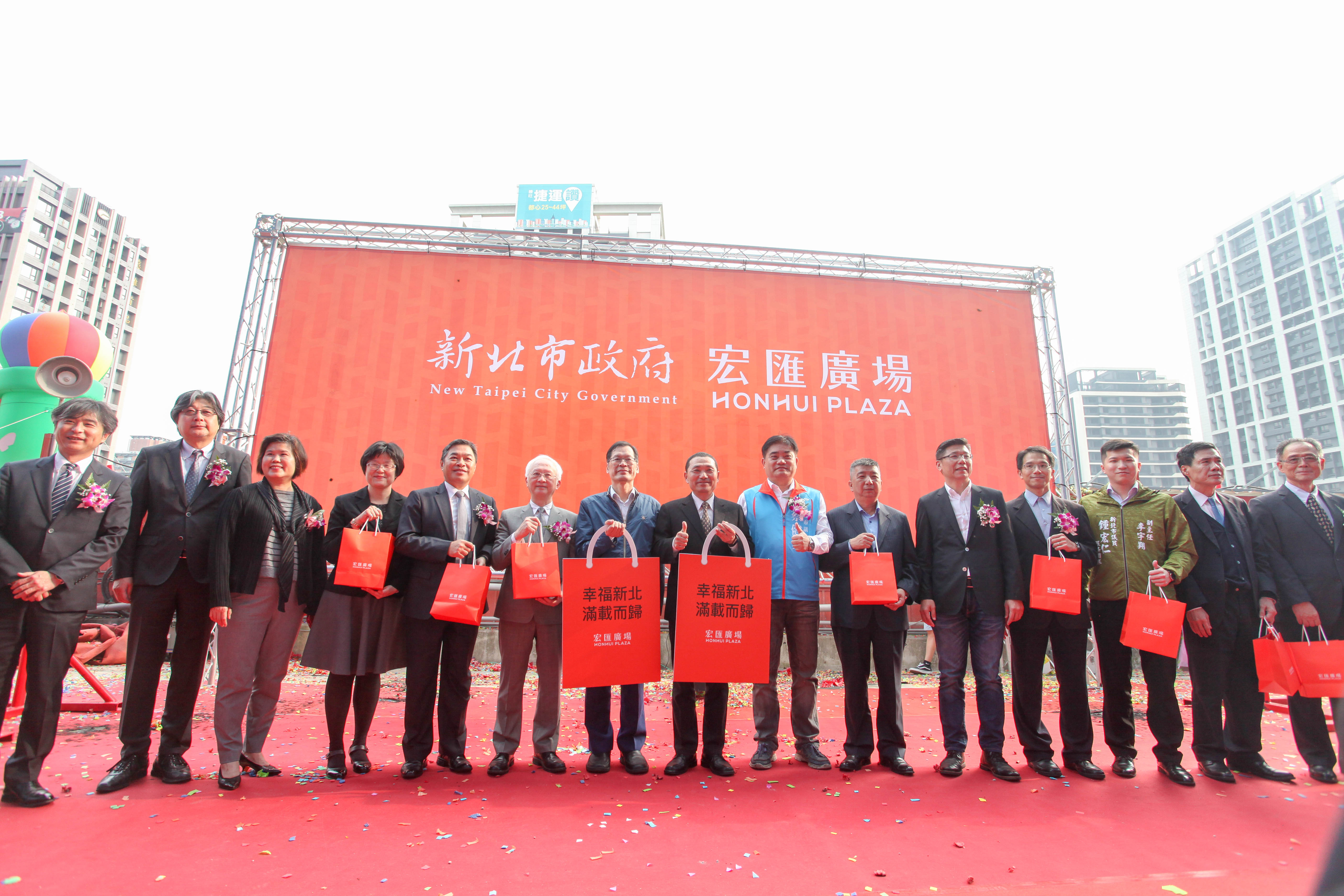 新莊Au捷運商城招商案─宏匯廣場於在今(29)日舉行上梁典禮，與會貴賓合影
