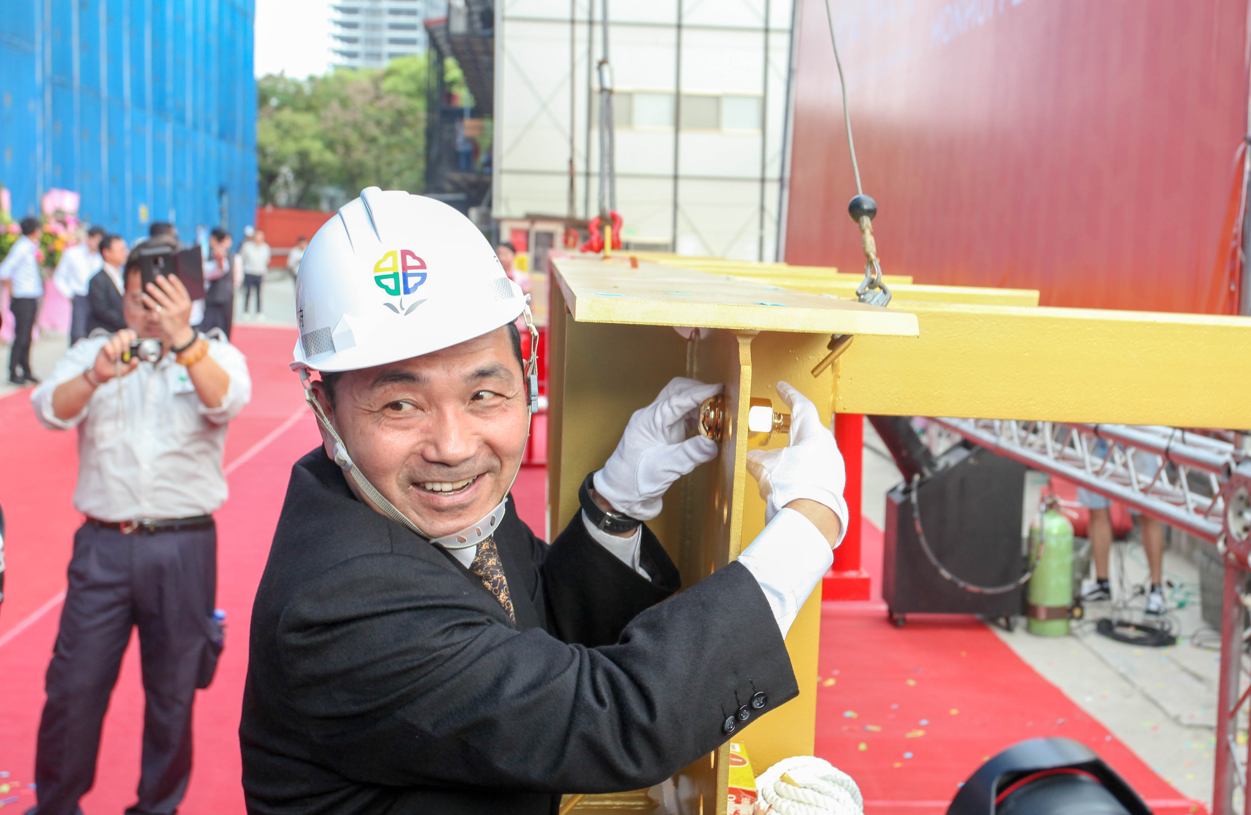 新北市長侯友宜為梁柱鎖上金螺栓