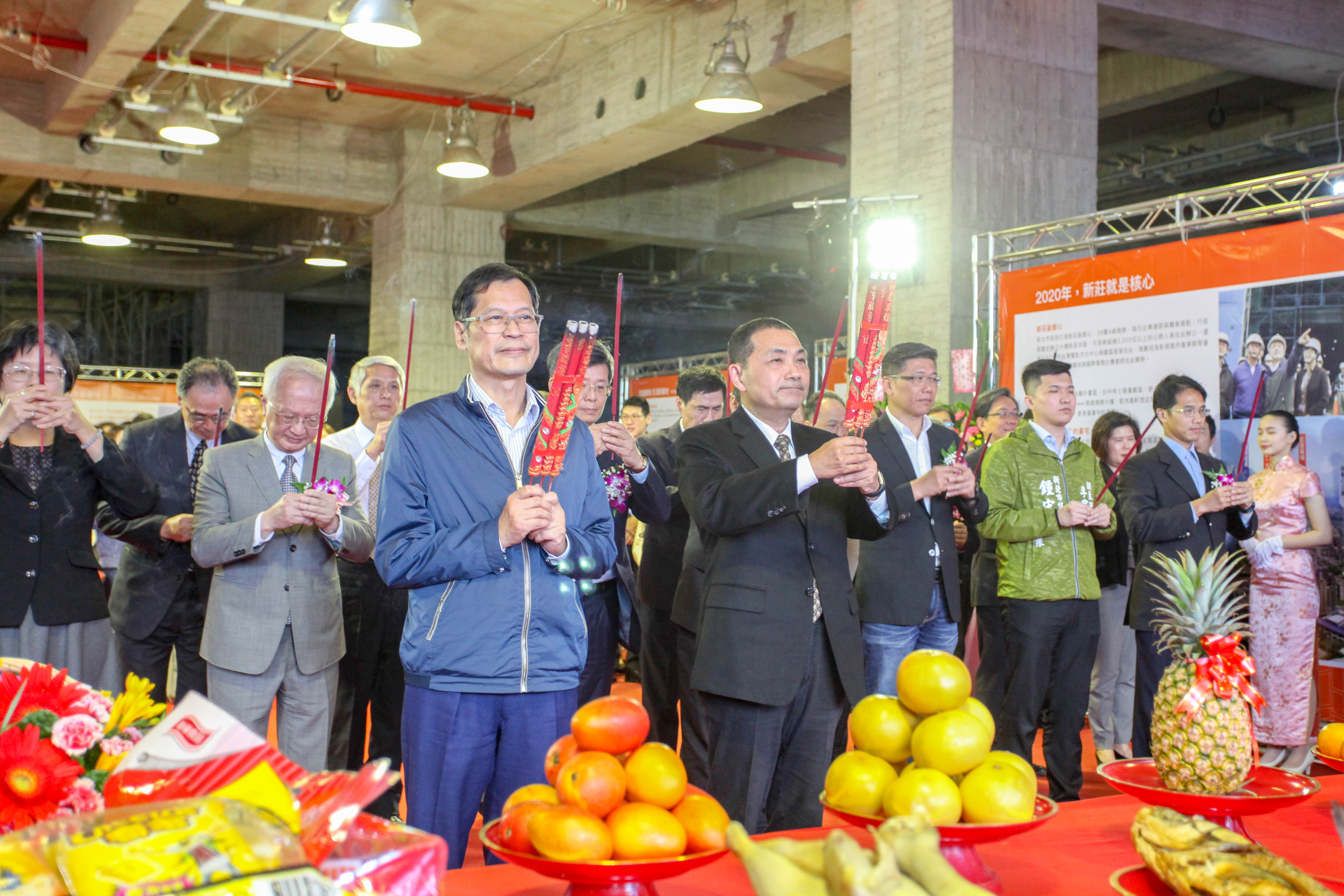 新北市長侯友宜(前排右)與宏匯集團董事長許崑泰(前排左)等貴賓進行祈福祝禱儀式