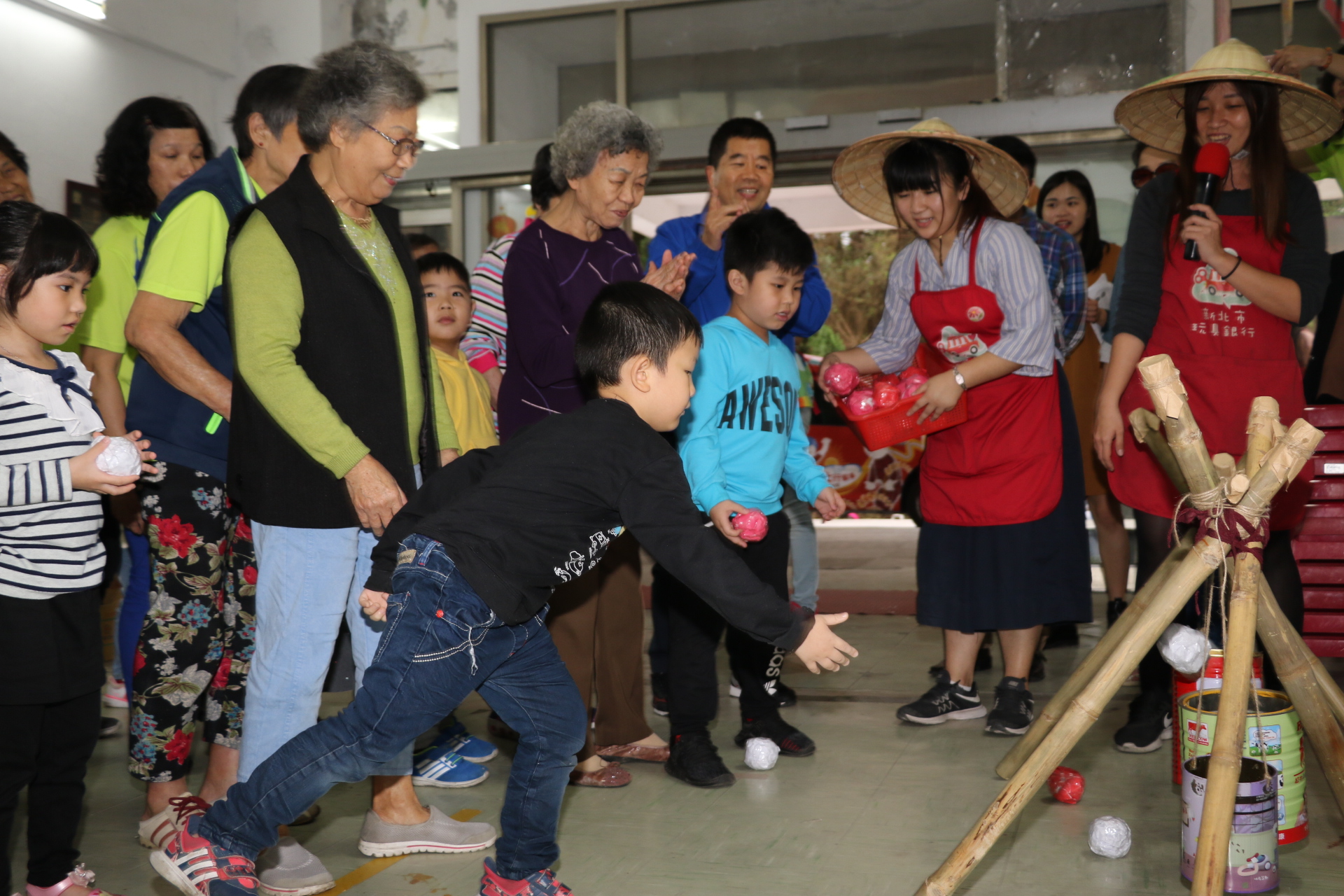 長輩和小朋友一起玩投擲鐵桶遊戲