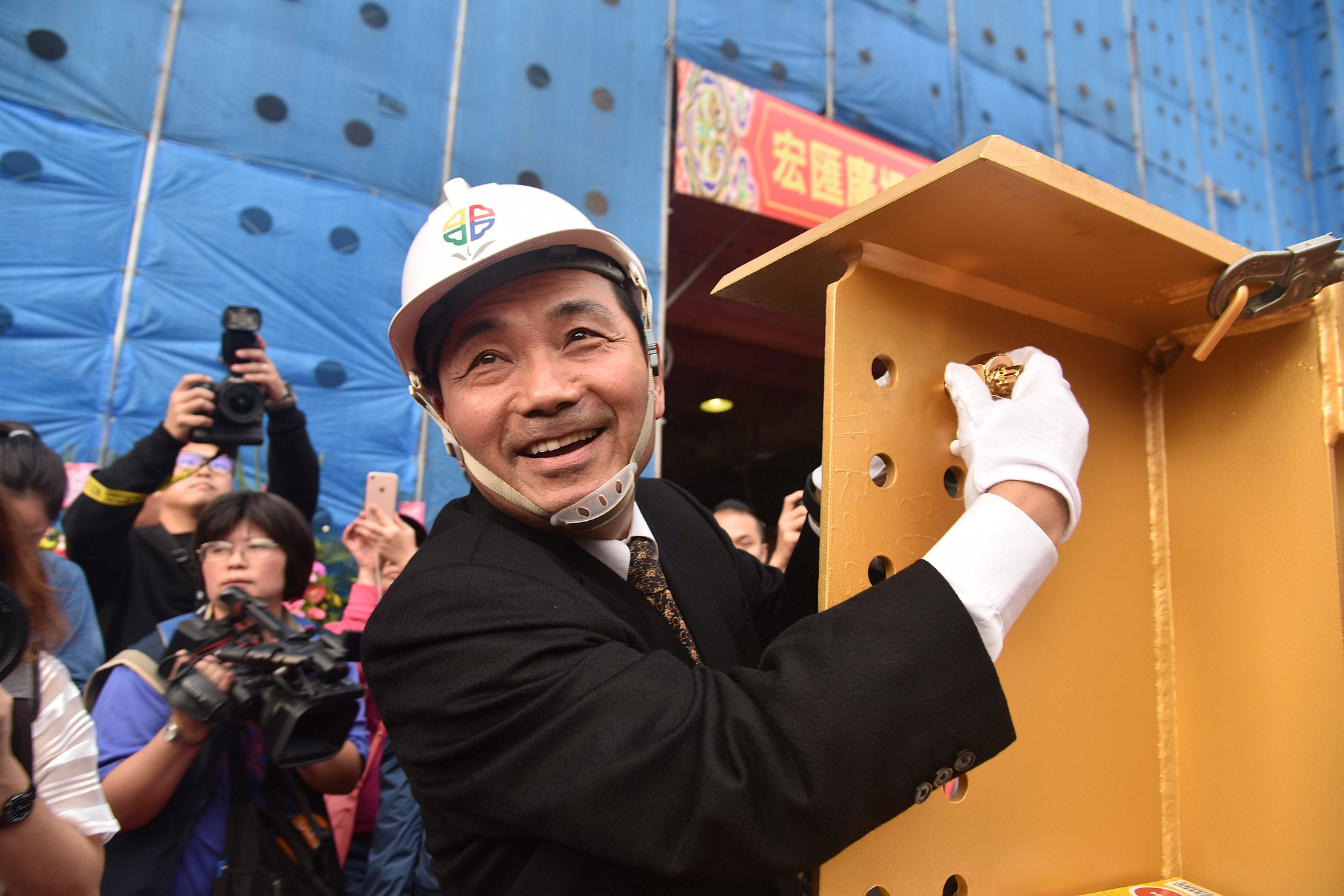 新莊Au捷運商城招商案「宏匯廣場(HONHUI PLAZA) 」今(29)日舉行上梁典禮，商城預計於明年3月完工營運。