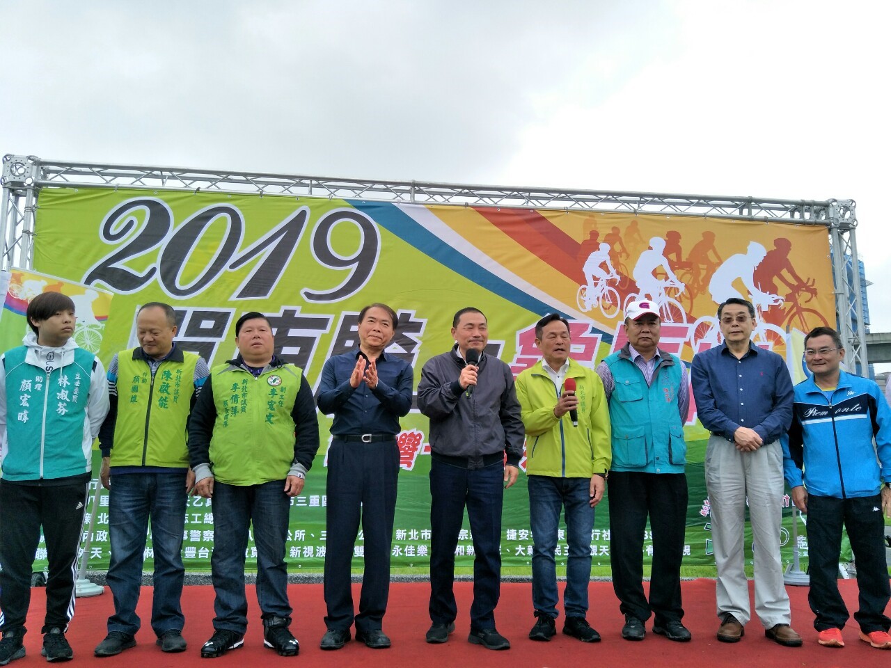 「單車騎上龜馬山，今年邁入第10屆新里程碑，早上市長侯友宜與現場貴賓一同鳴槍。