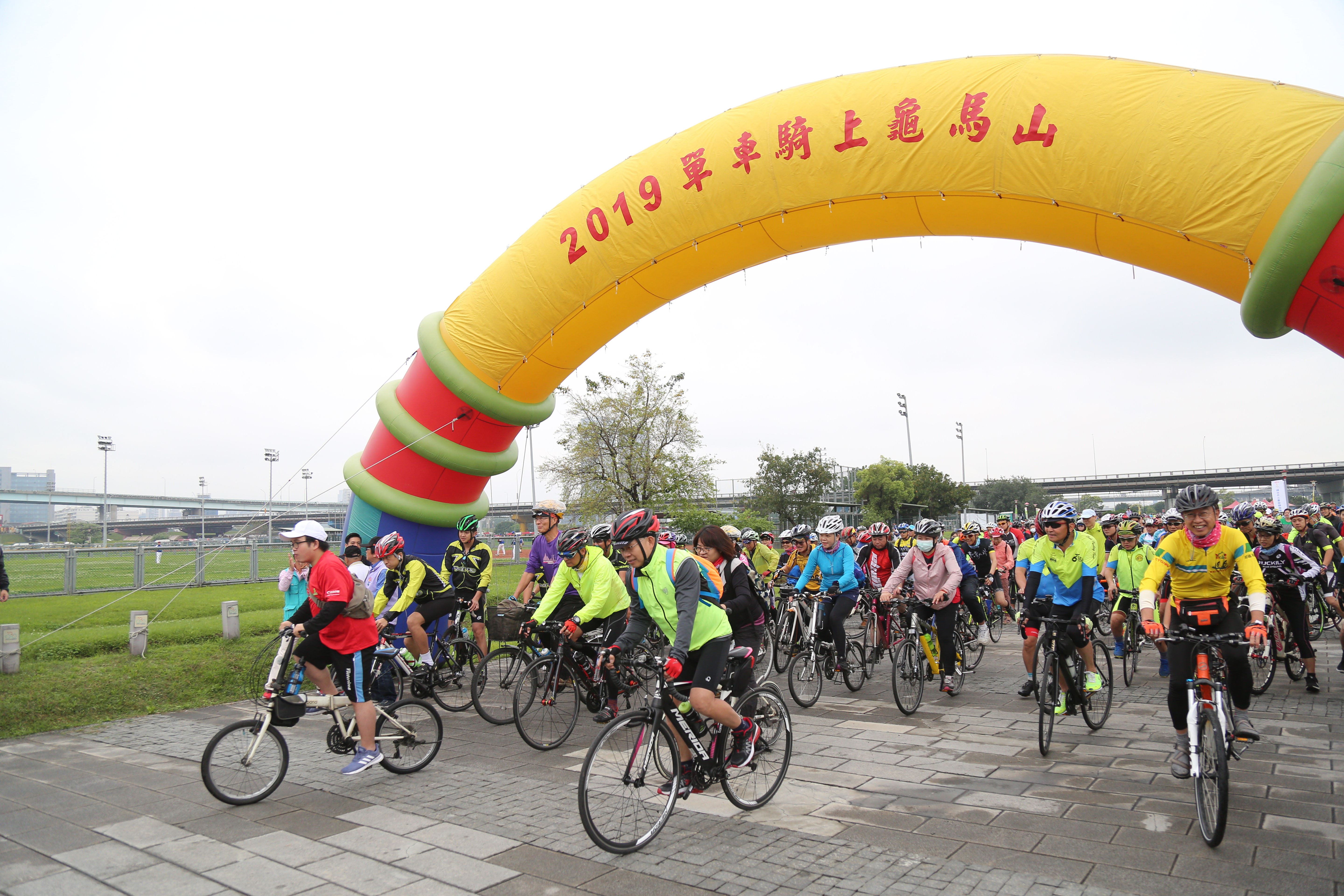 在市長侯友宜與現場貴賓一同鳴槍後，逾2300位車友展開24公里的龜馬山攻頂單車行。