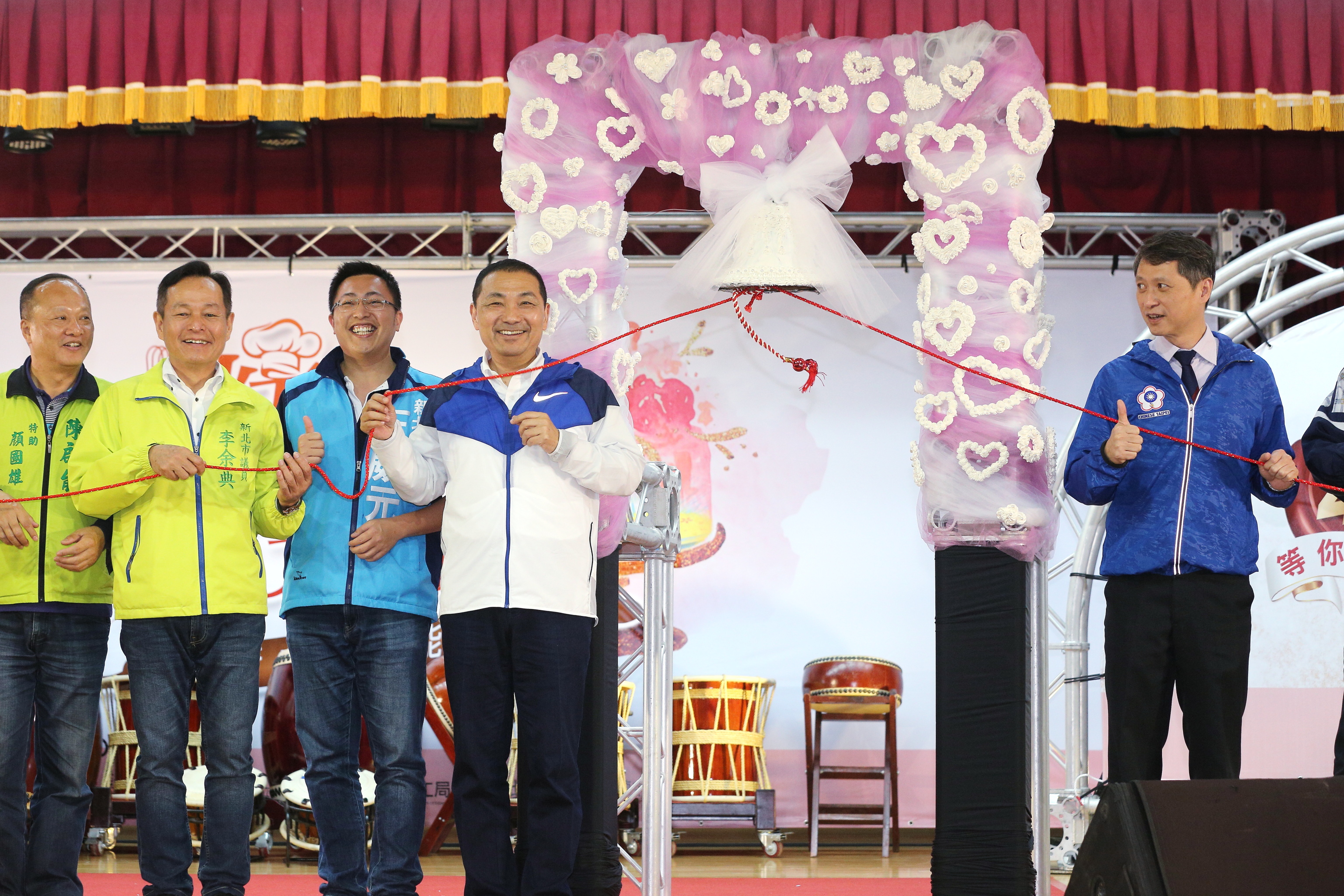 侯市長出席「技糕一籌 新北稱霸 2019新北市技能競賽」，親自敲響用蛋糕裝飾的幸福鐘