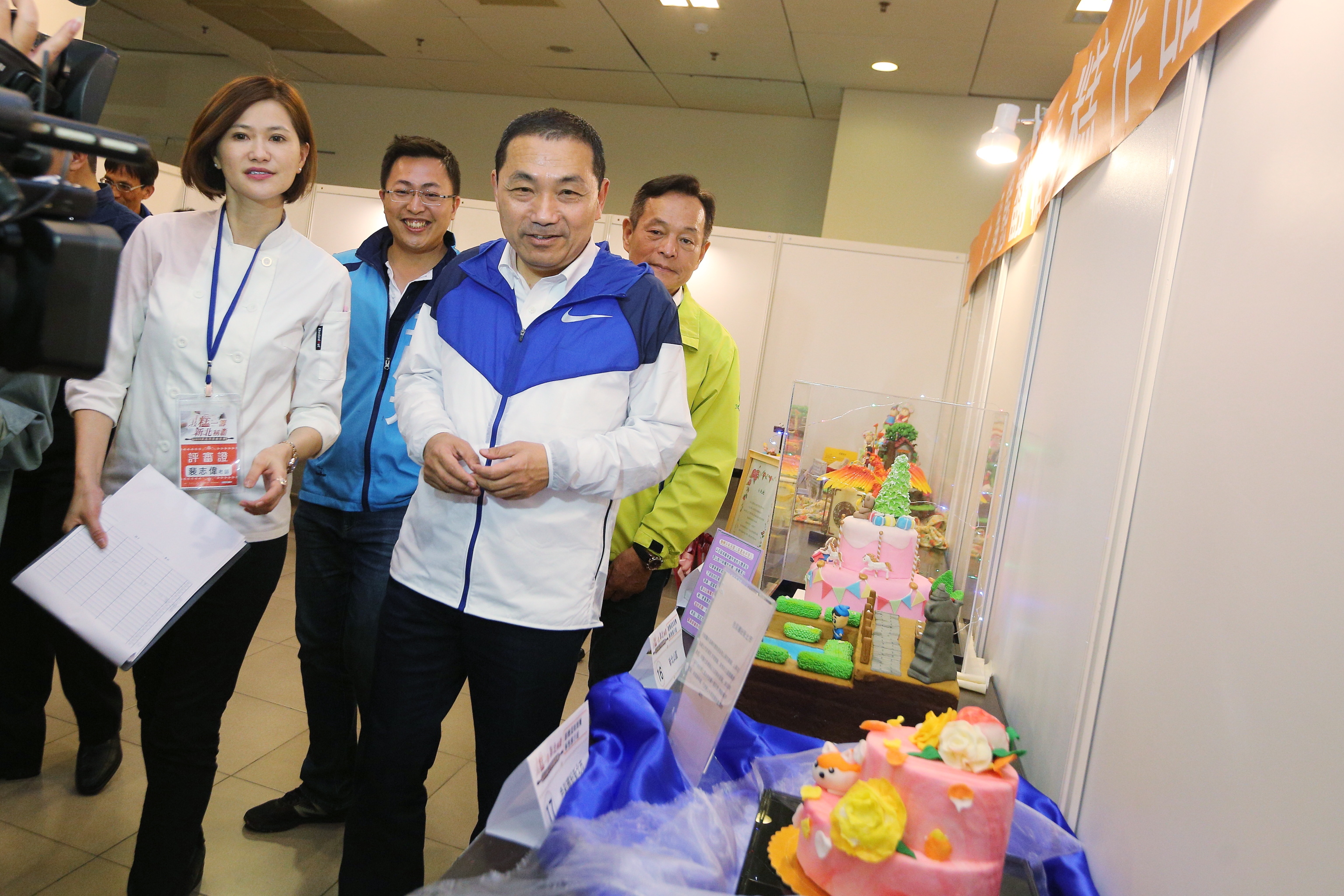 侯市長也到各攤位觀賞選手製作的成品，並為其加油打氣