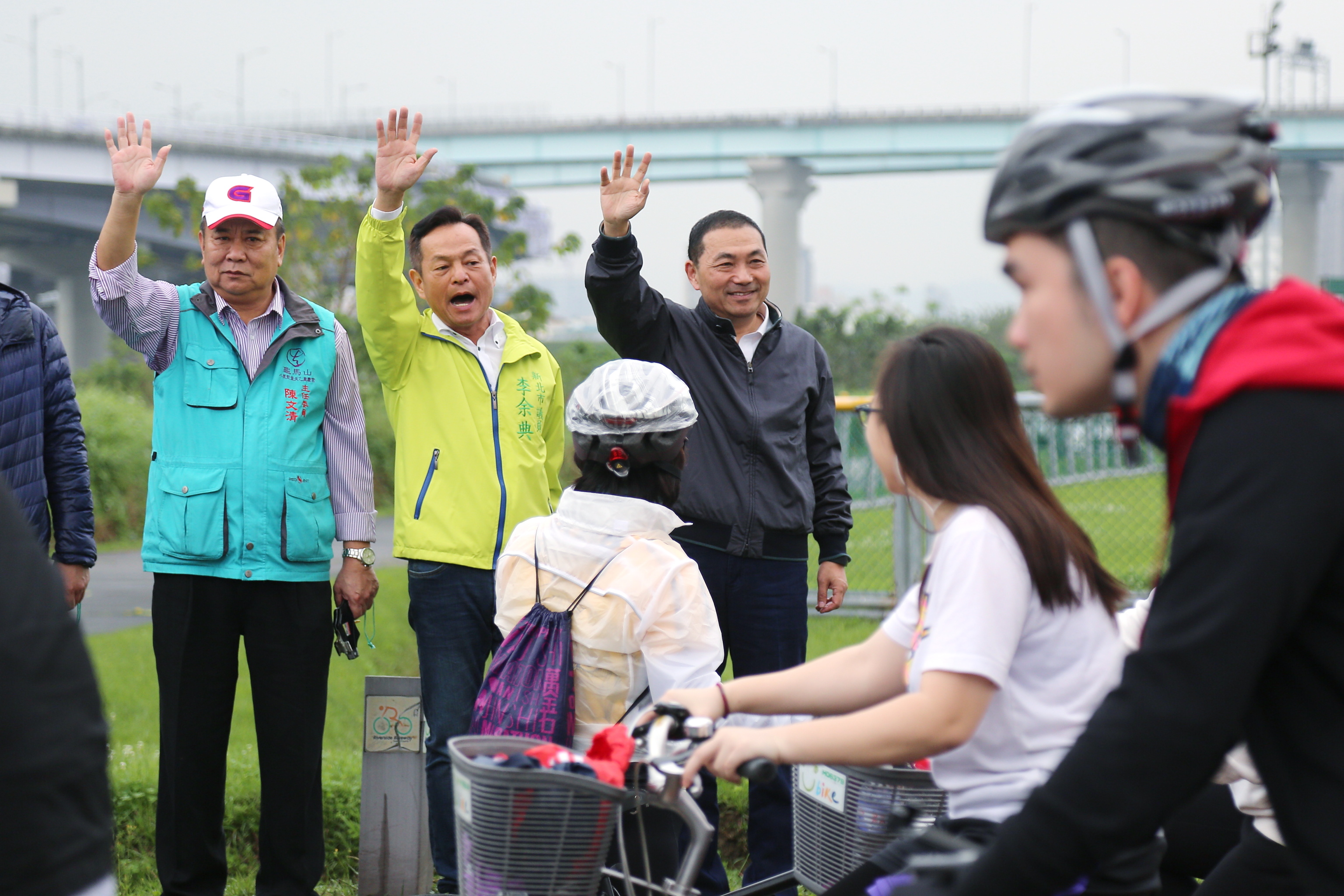 侯市長主持2019單車騎上龜馬山活動鳴槍起跑為騎士們加油打氣