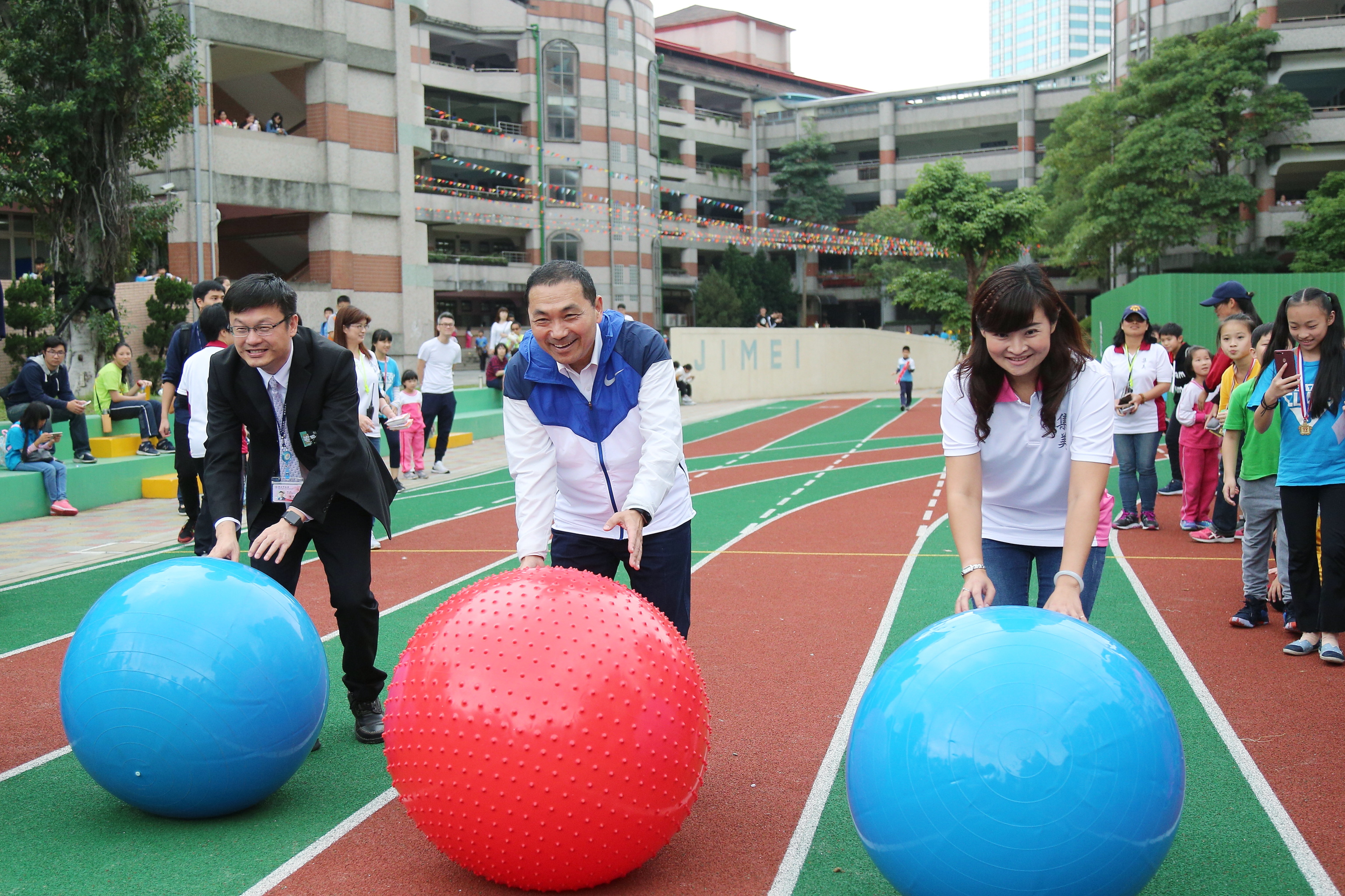 侯市長和師生在嶄新的操場上體驗滾球比賽