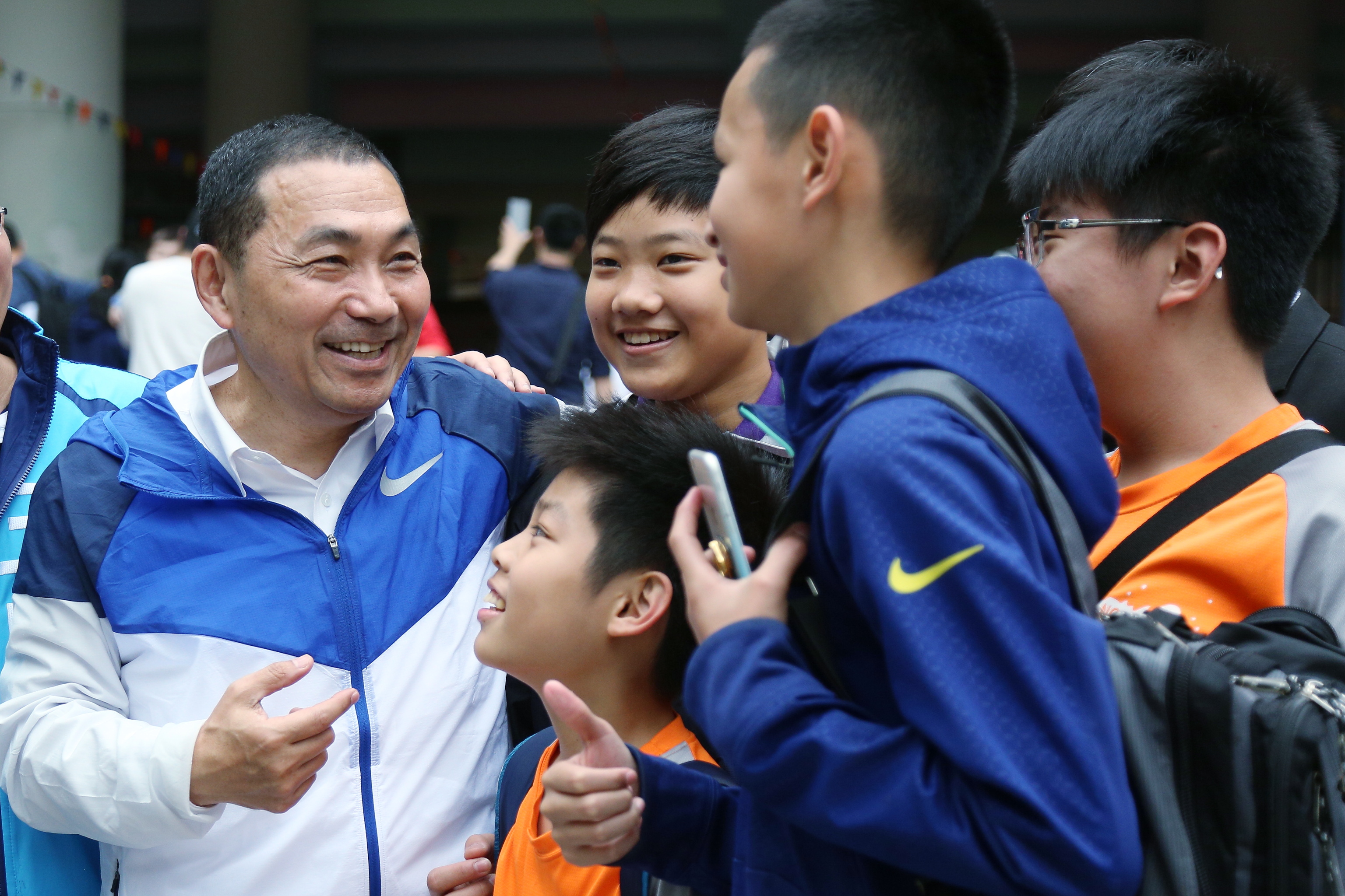 侯市長期盼風雨操場能儘速完工，讓師生有足夠的運動空間