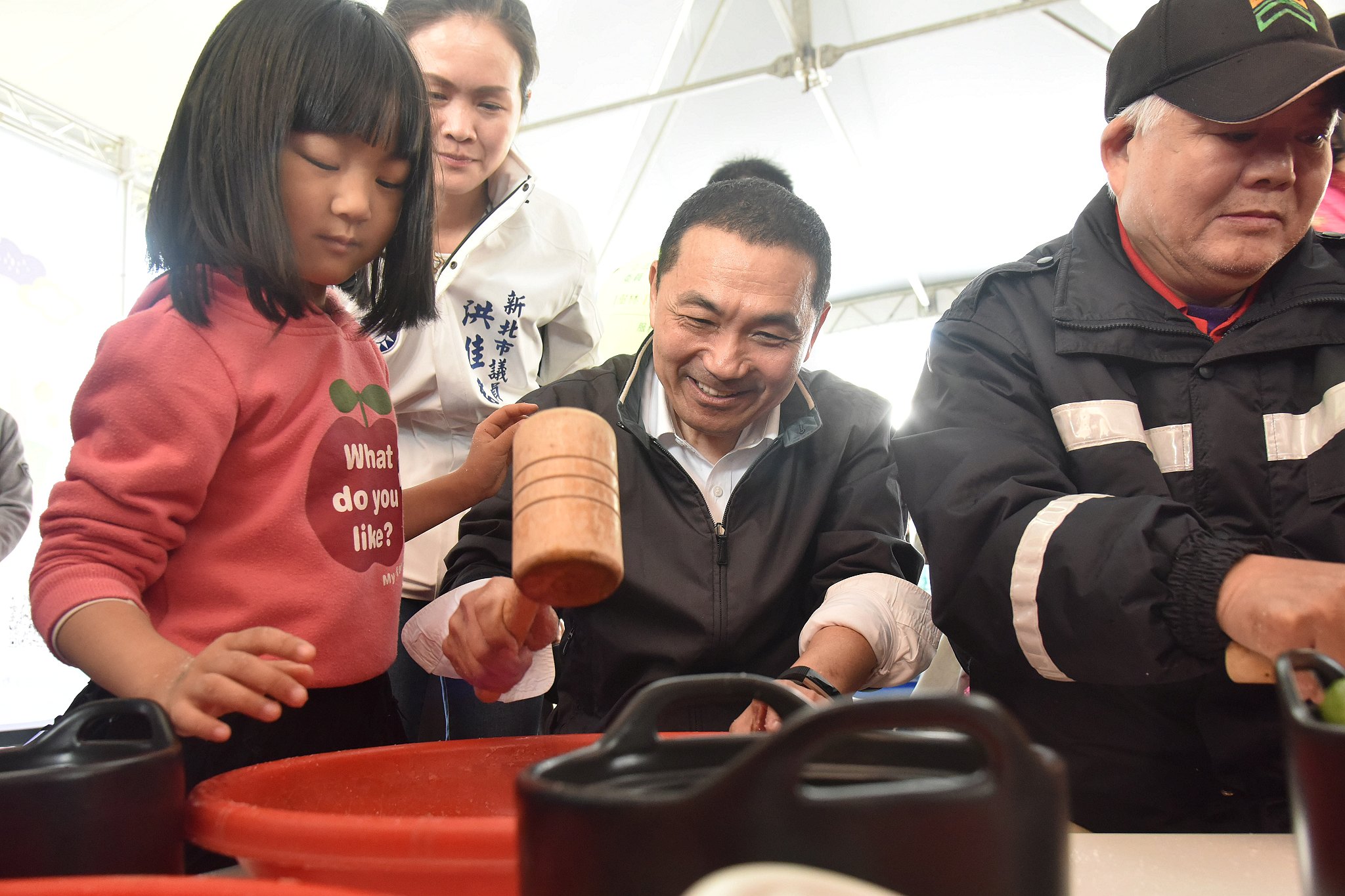 侯市長體驗DIY製作醃脆梅