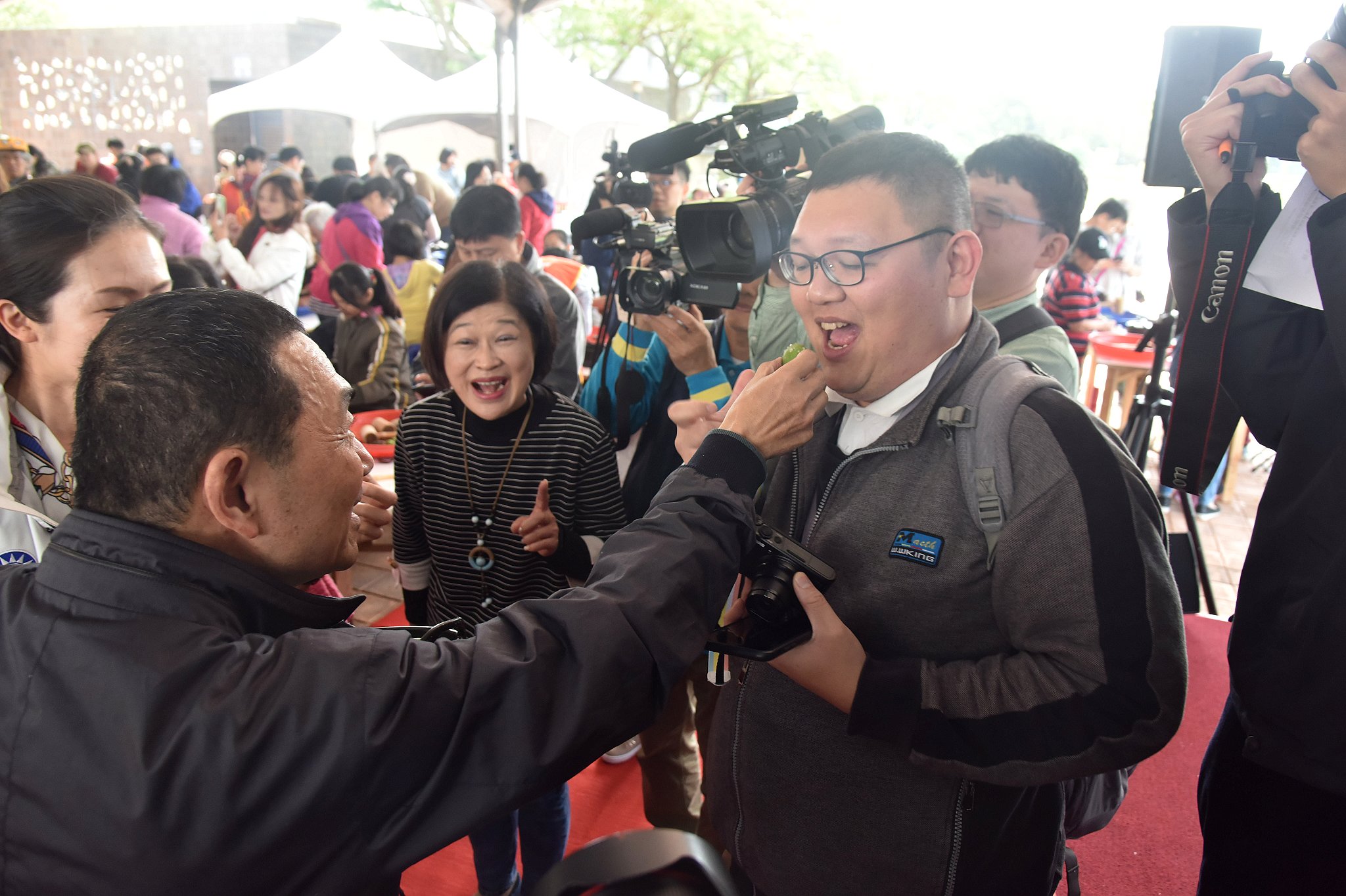 侯市長開心分享醃脆梅成果