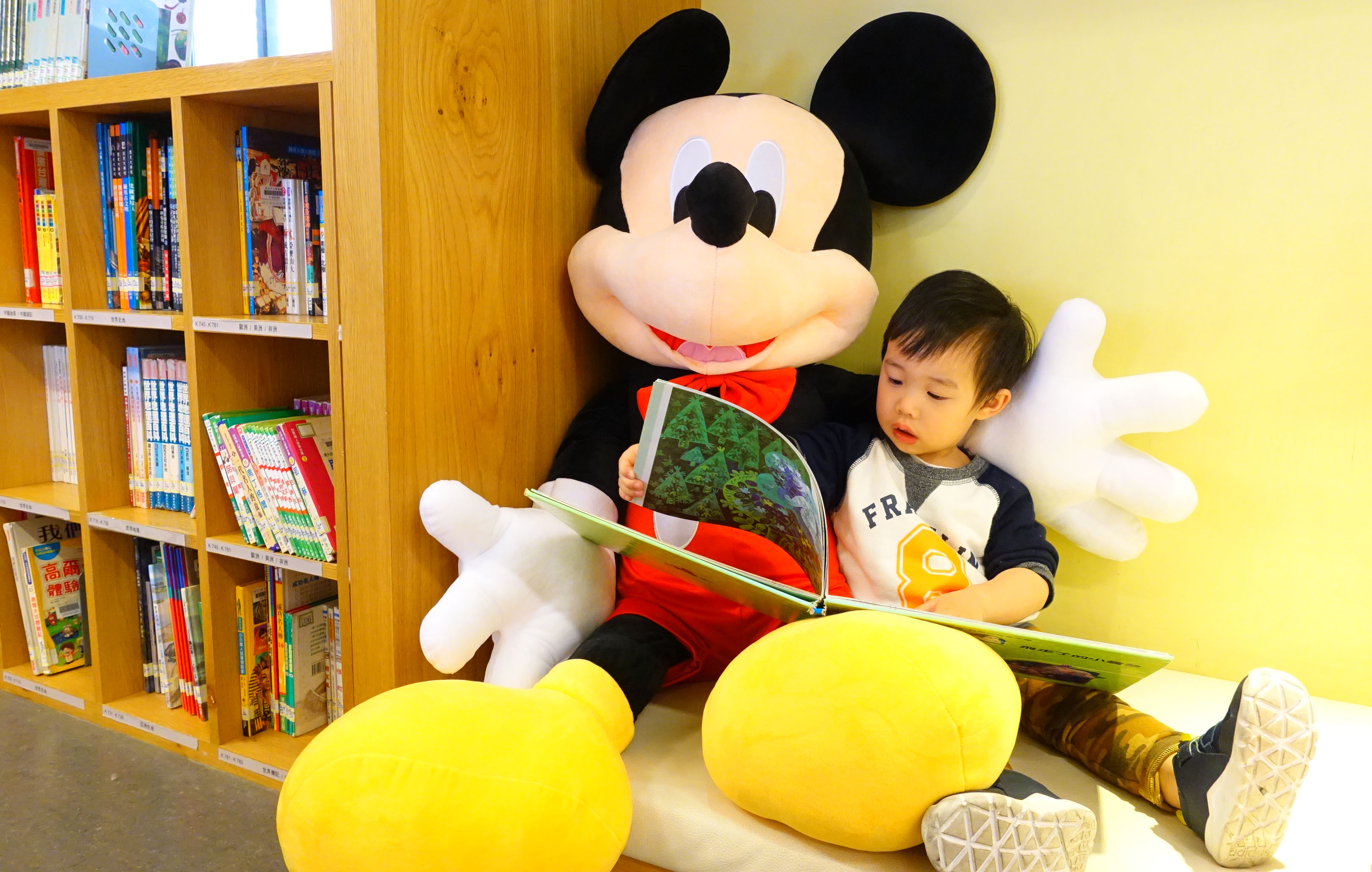 「卡哇伊！」100公分的巨型迪士尼超可愛主角人物一起出現在兒童閱覽室裡，為小朋友推薦新書，同時陪伴小朋友閱讀