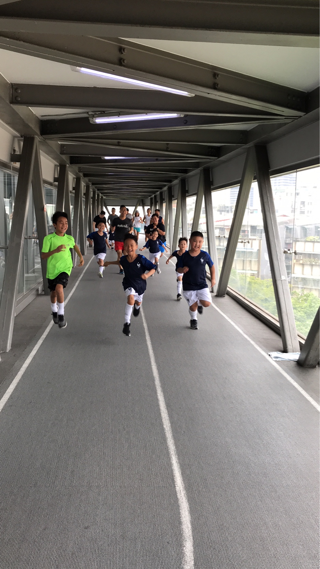 小朋友跑在新莊運動中心室內跑道