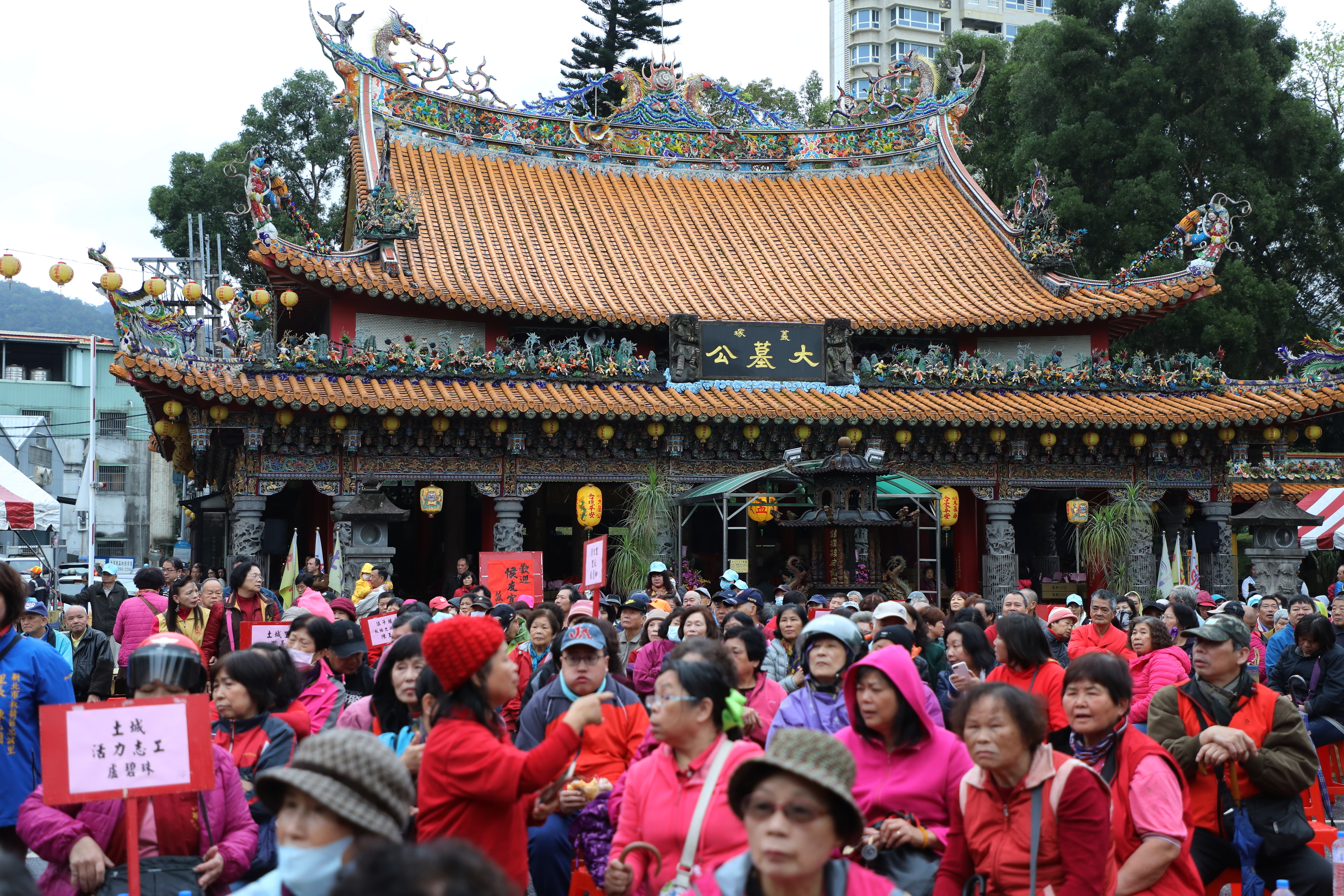 新北市神明會義塚大墓公清明祭祀典禮，齊聚大批信眾參加