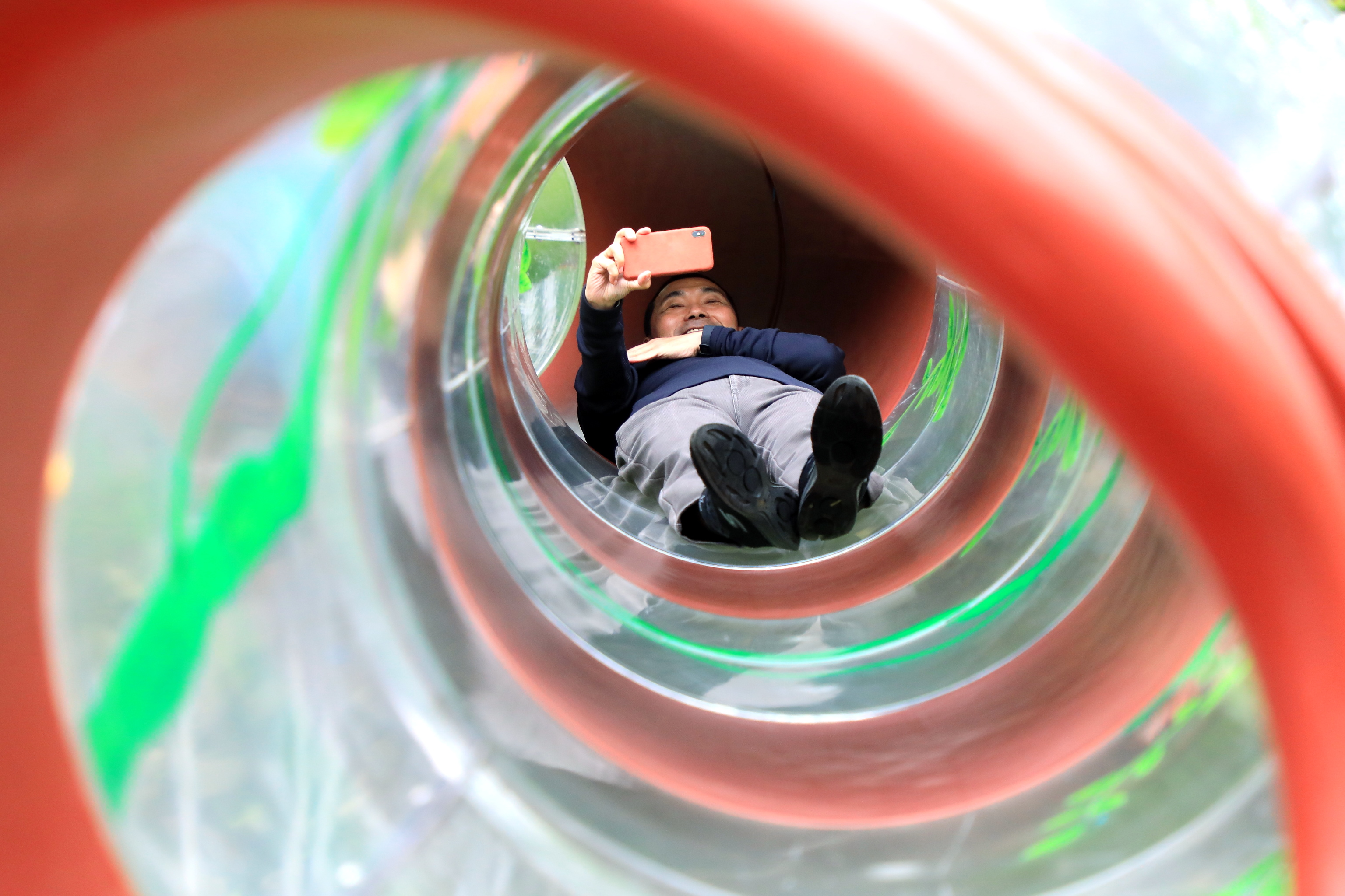 三峽中山公園特色遊戲場啟用，侯市長體驗新北最長彎曲隧道式彩虹樹藤溜滑梯。