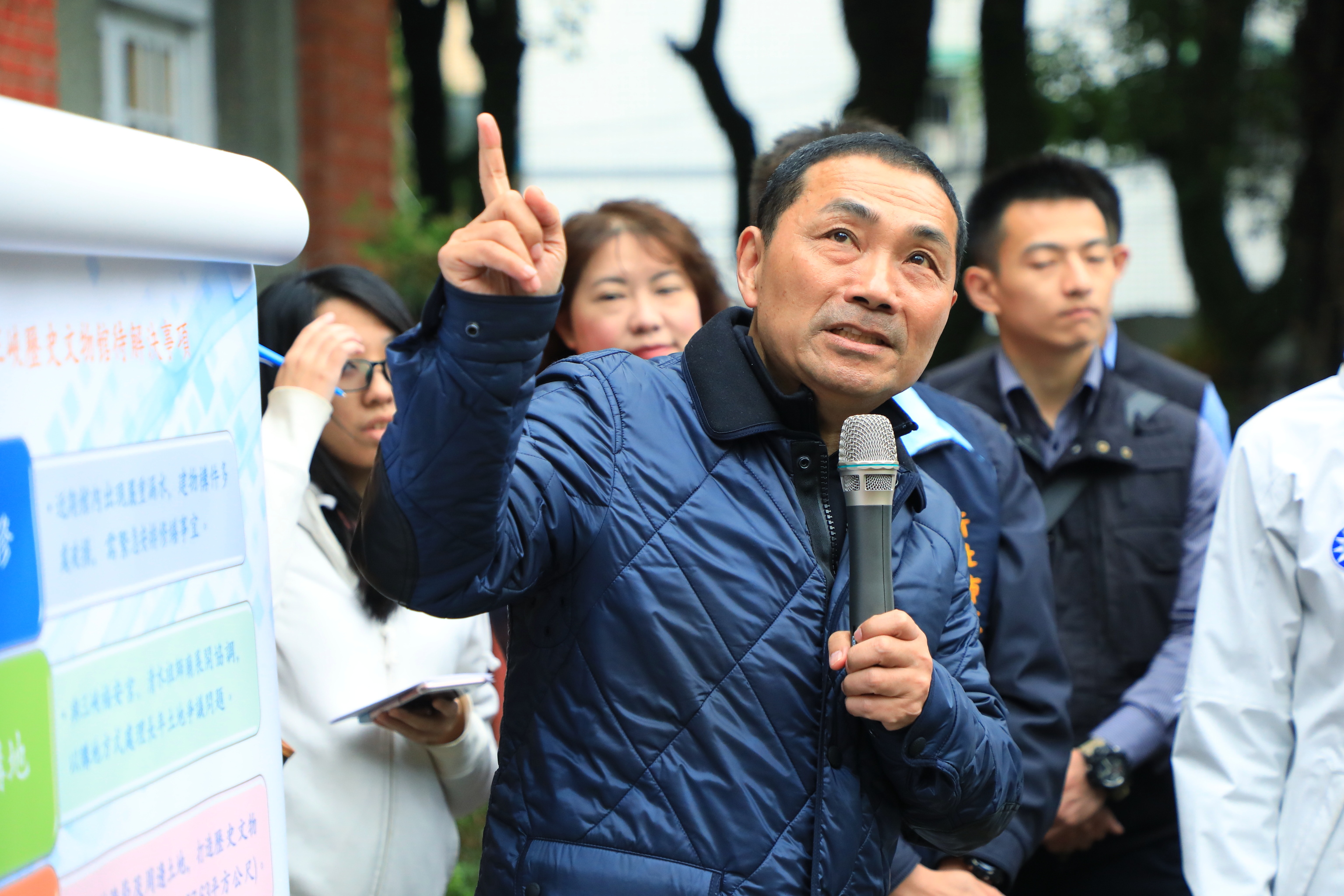 侯市長視察三峽歷史文物館文創園區，針對未來發展與藝術家及地方民代交流意見。
