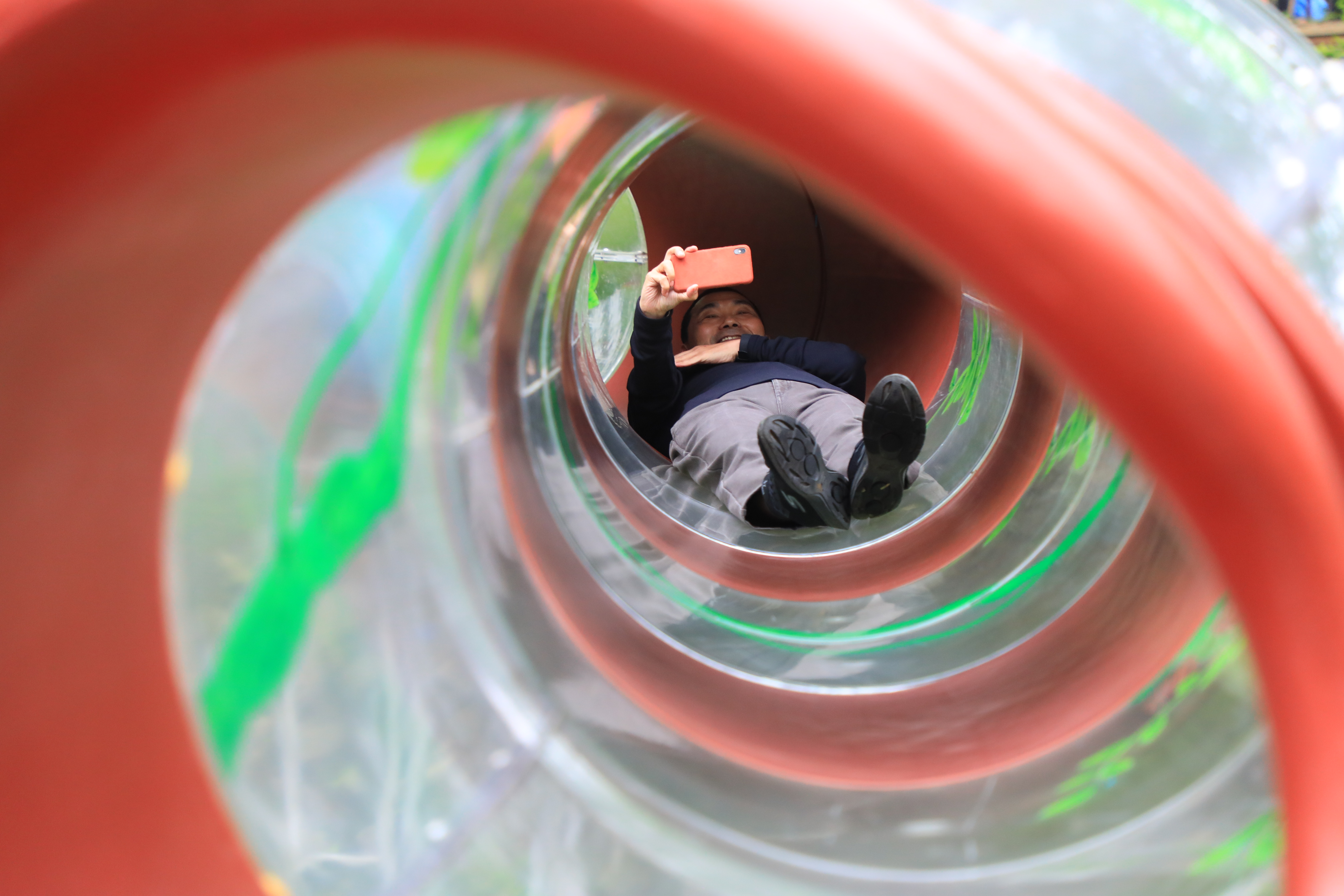 市長視察三峽中山公園特色遊戲場，體驗彩虹樹藤溜滑梯