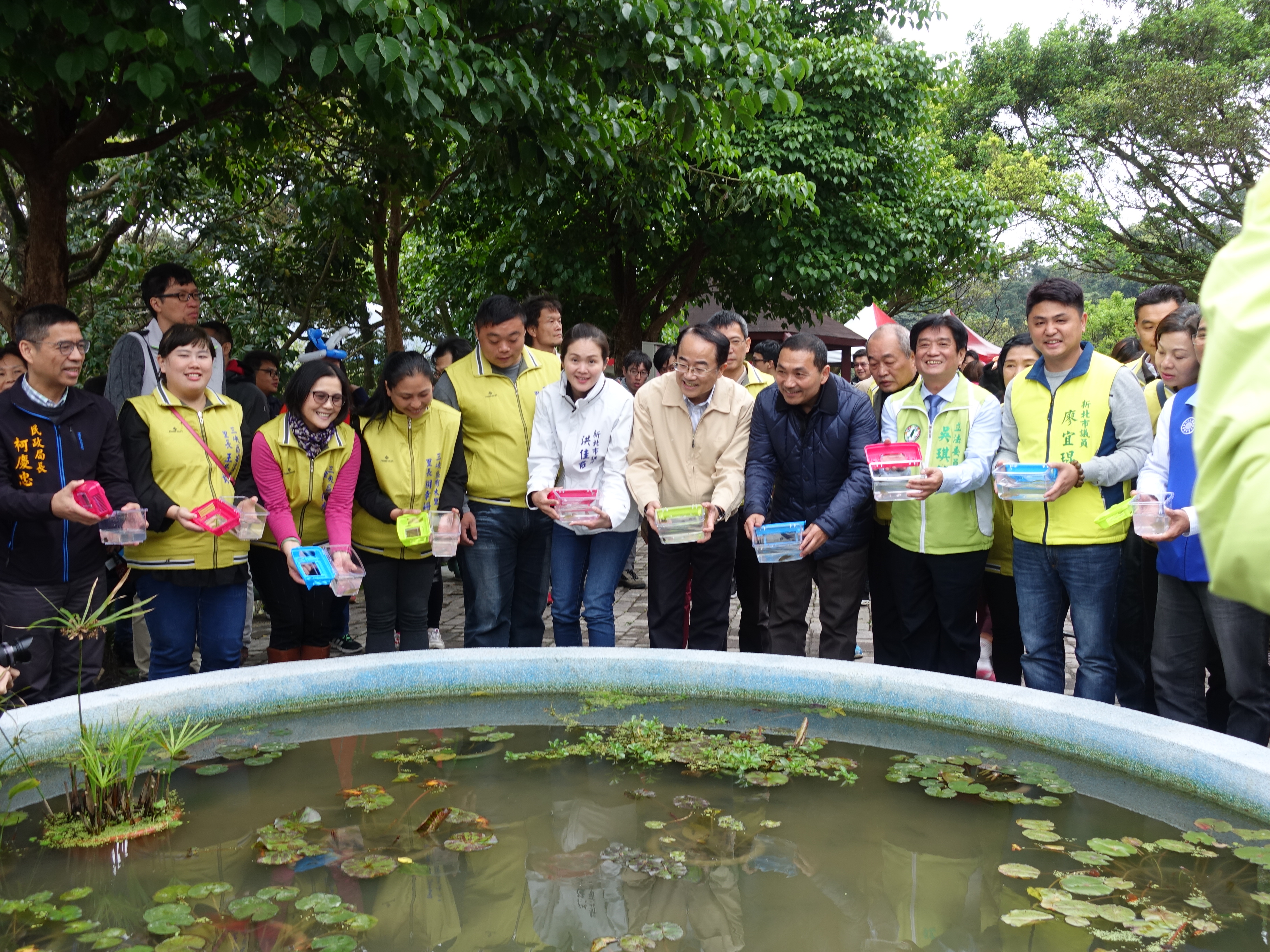 三峽中山公園溜滑梯啟用儀式，市長帶領放魚