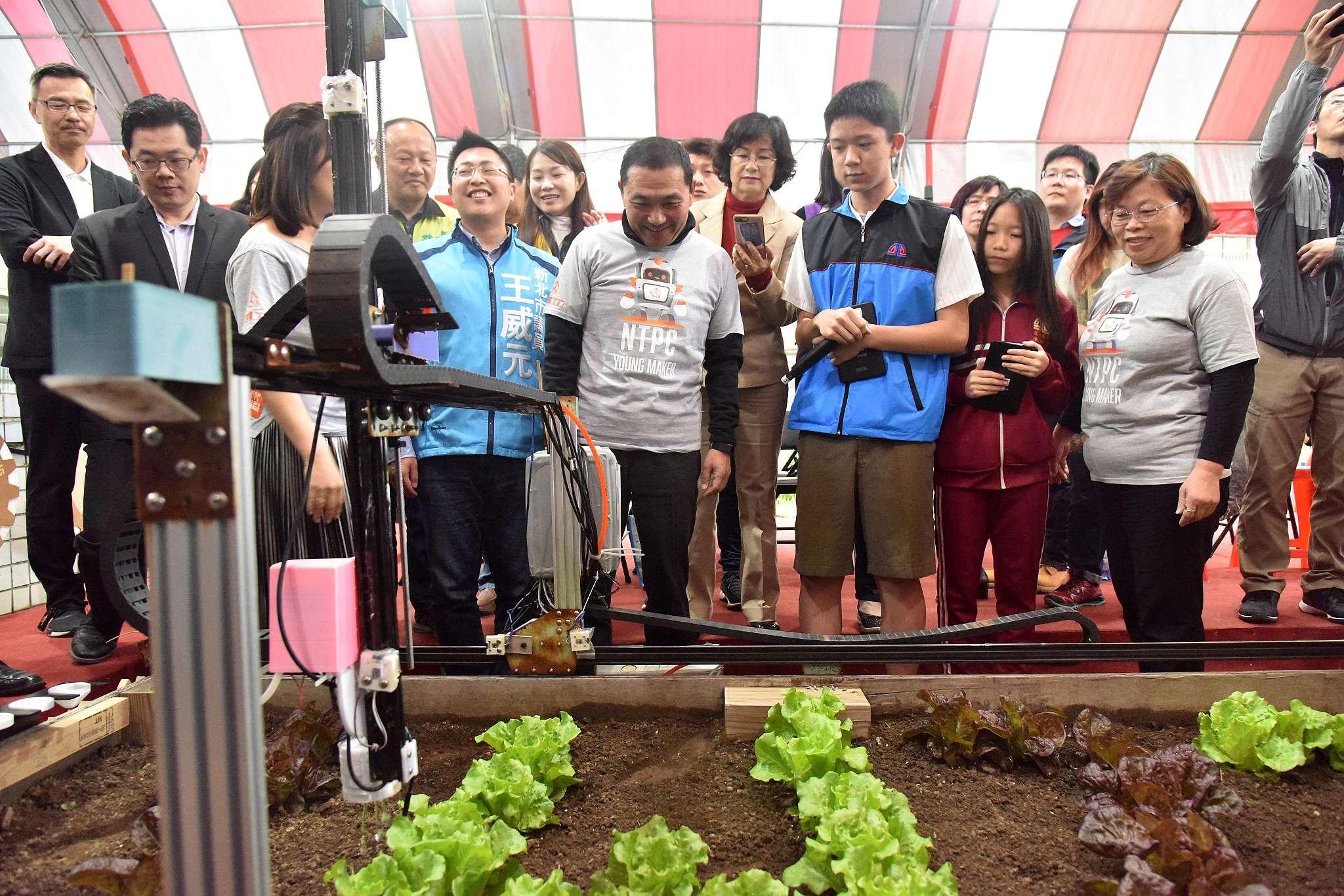 侯友宜看著師生操作自動化澆水灌溉系統在小農田中運作，表情非常開心