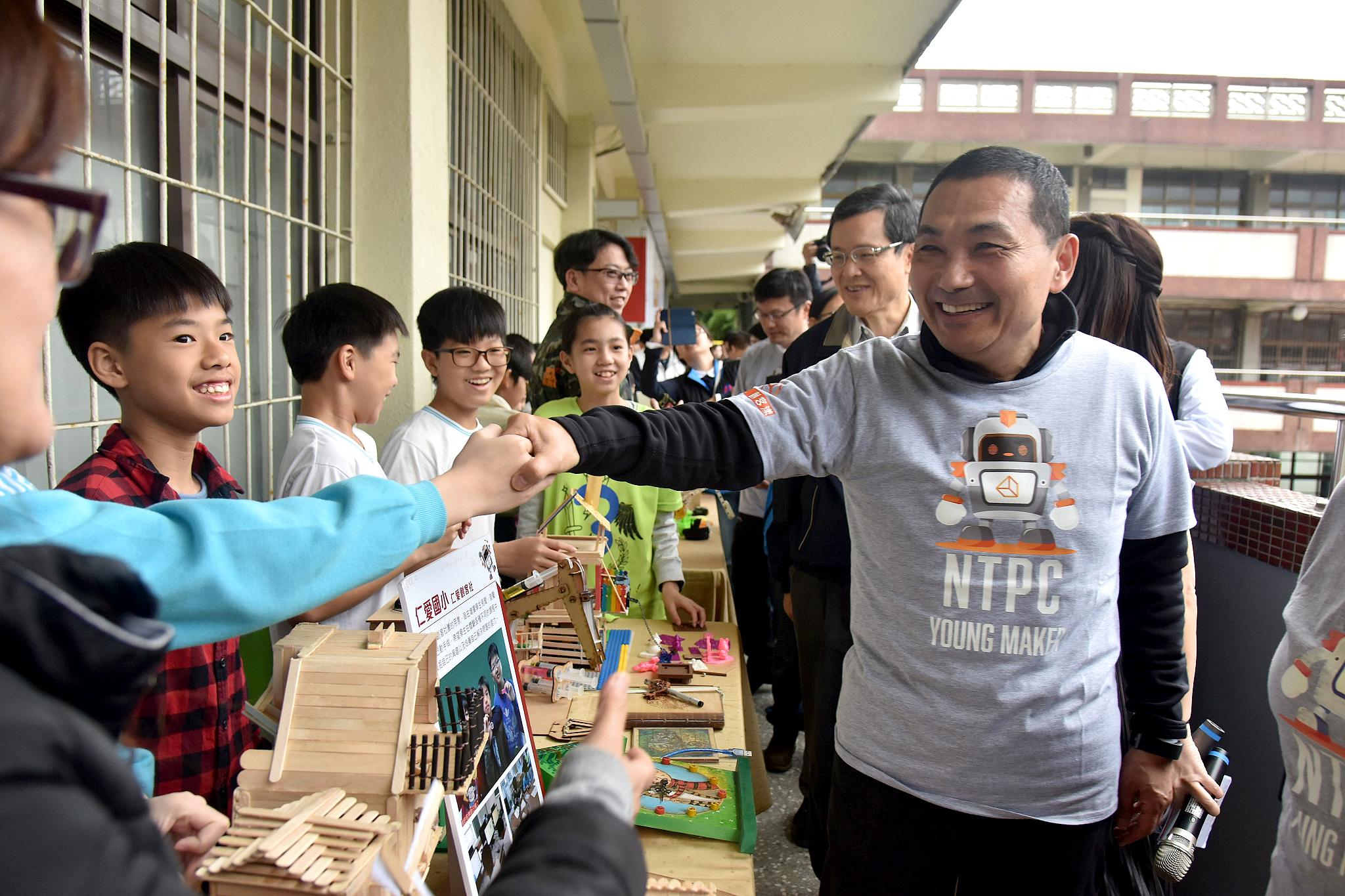 侯友宜表示「每一個孩子都是影響臺灣未來的一個機會」，因此要培育科技人才，結合勞工局、經發局等單位，今年預計再設置6間自造教育中心，打造「新北自造城」