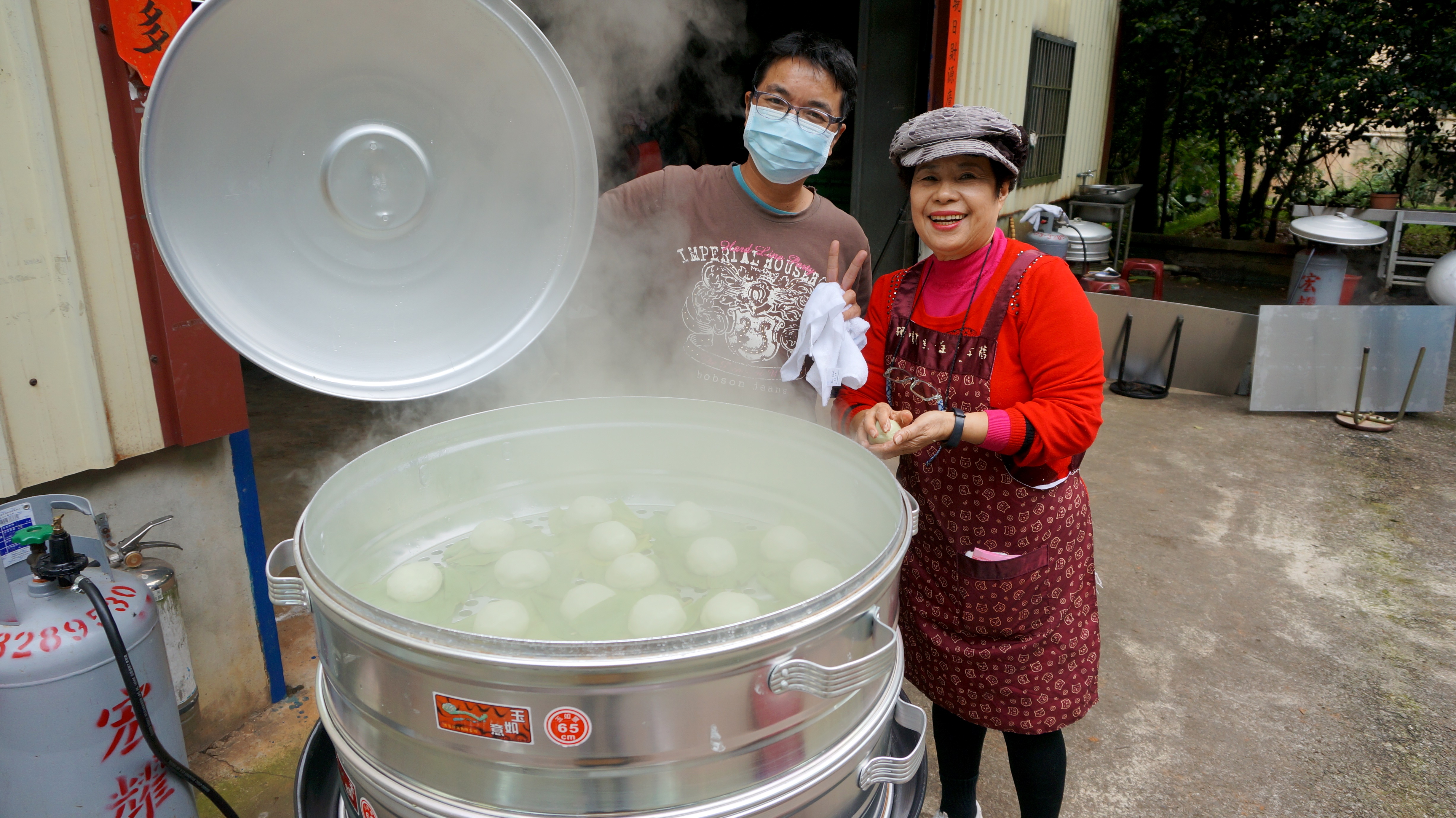 民眾享受製作鼠麴粿過程