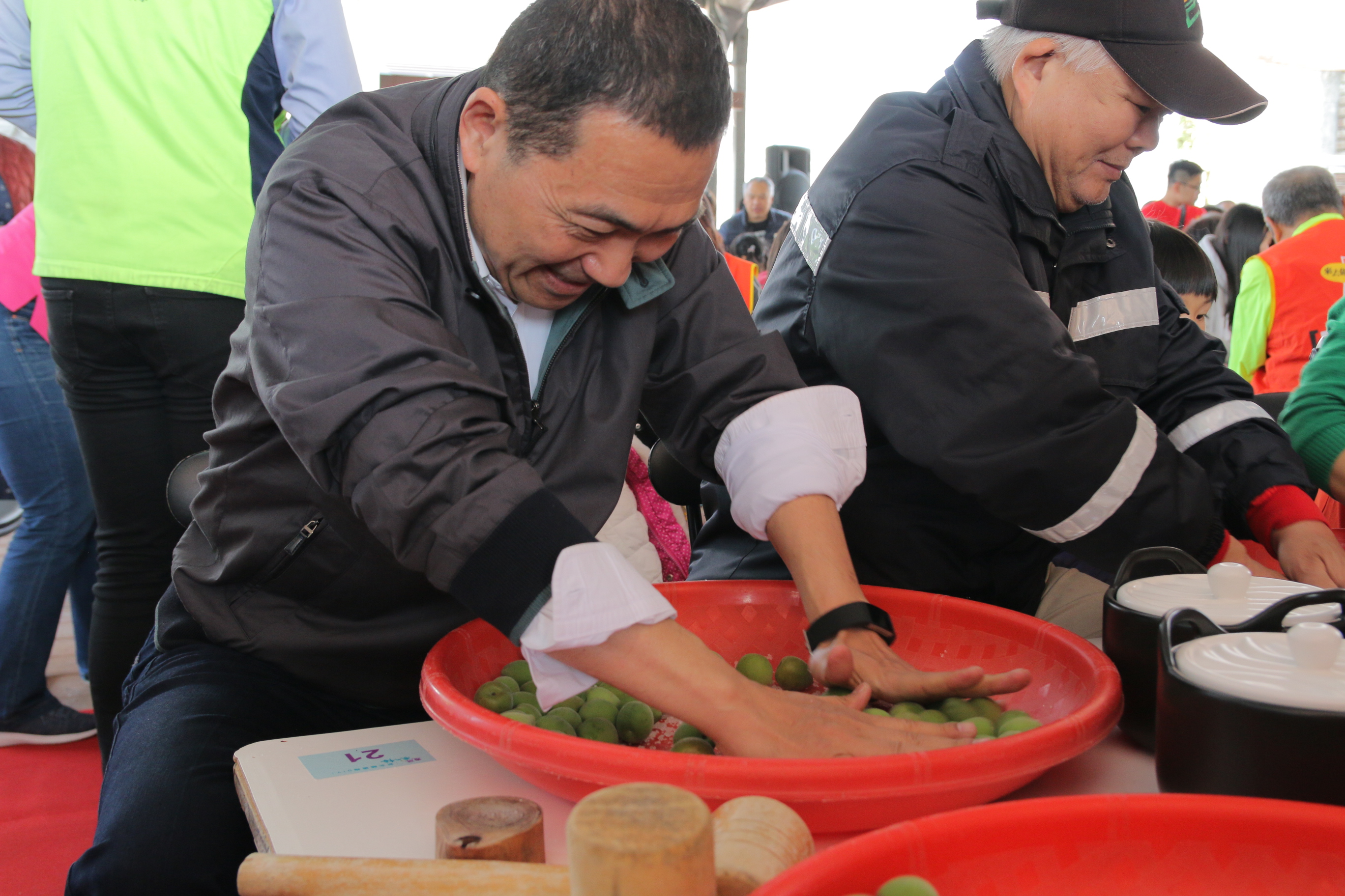 新北市長侯友宜捲袖、賣力醃脆梅。