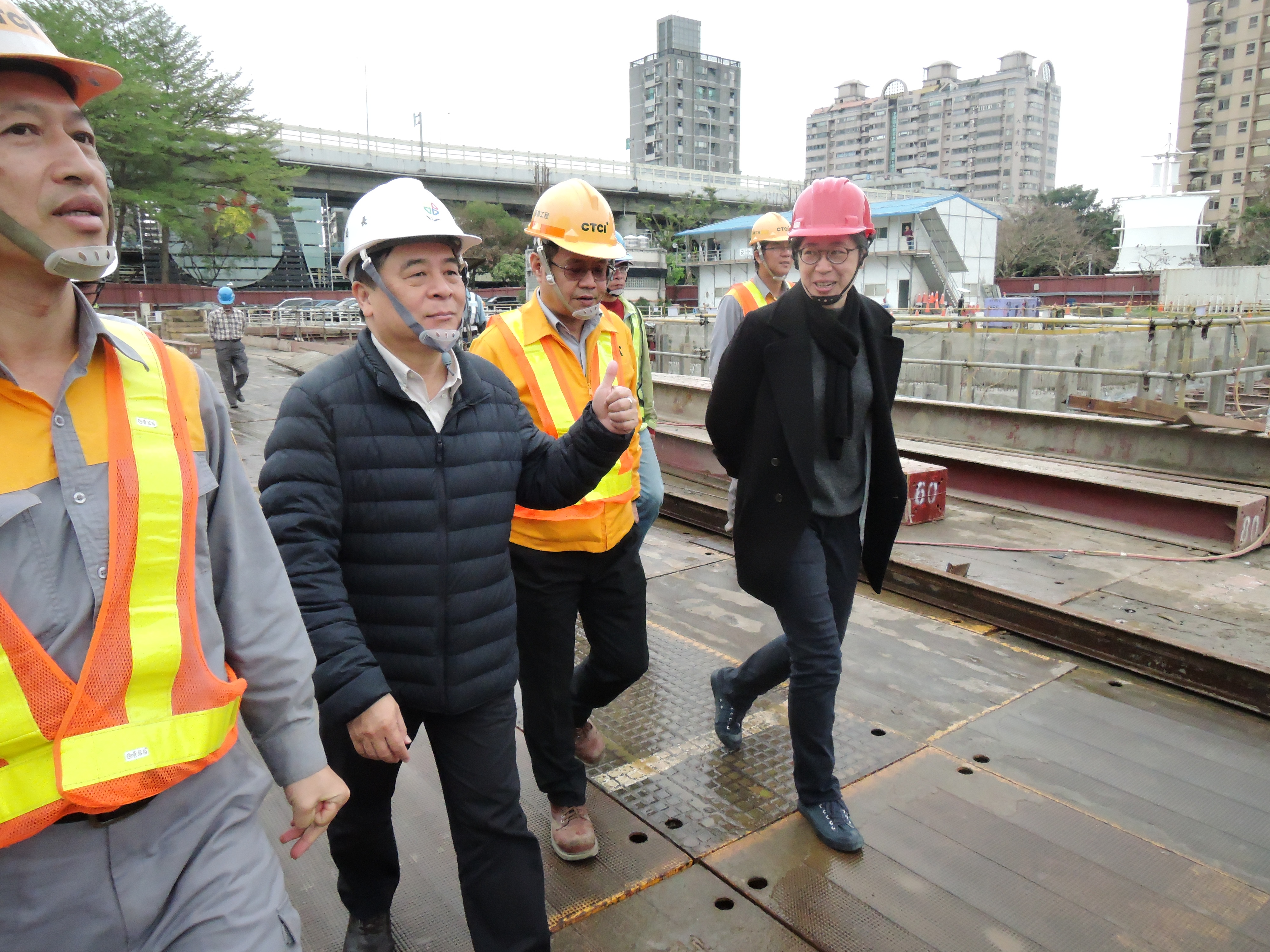 新北市交通局長鍾鳴時今天前往視察工程進度