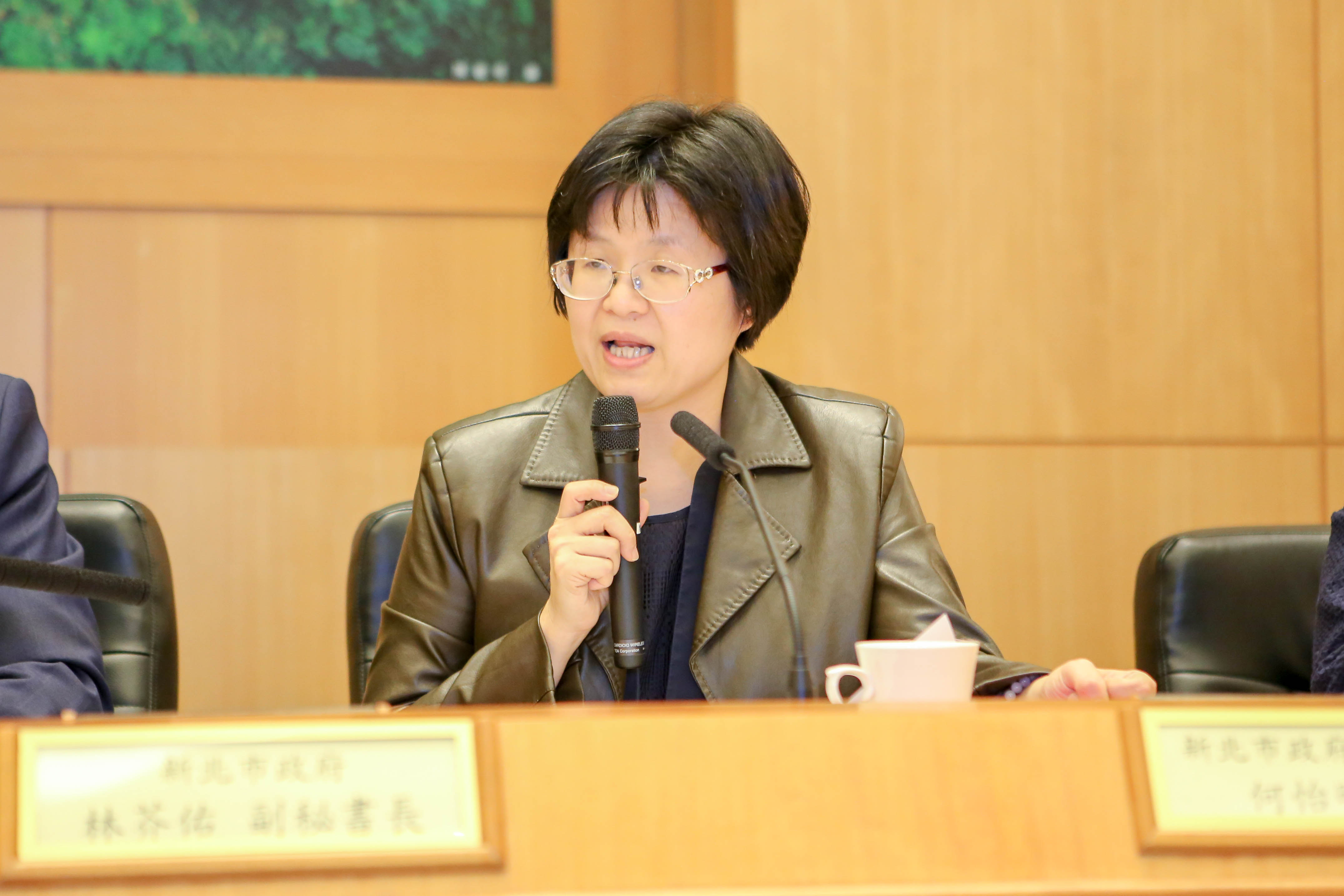 經發局長何怡明講解新北經濟發展策略與行動計畫