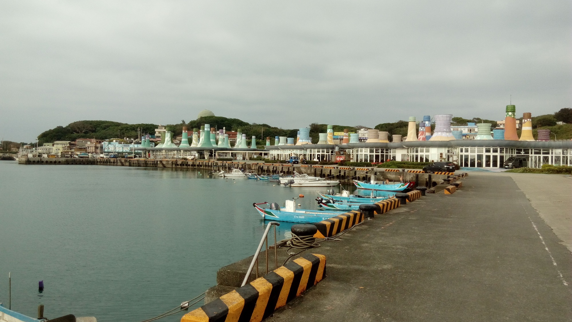 富基魚市墨西哥帽造型的建築物，是富基漁港最具景觀特色的造景