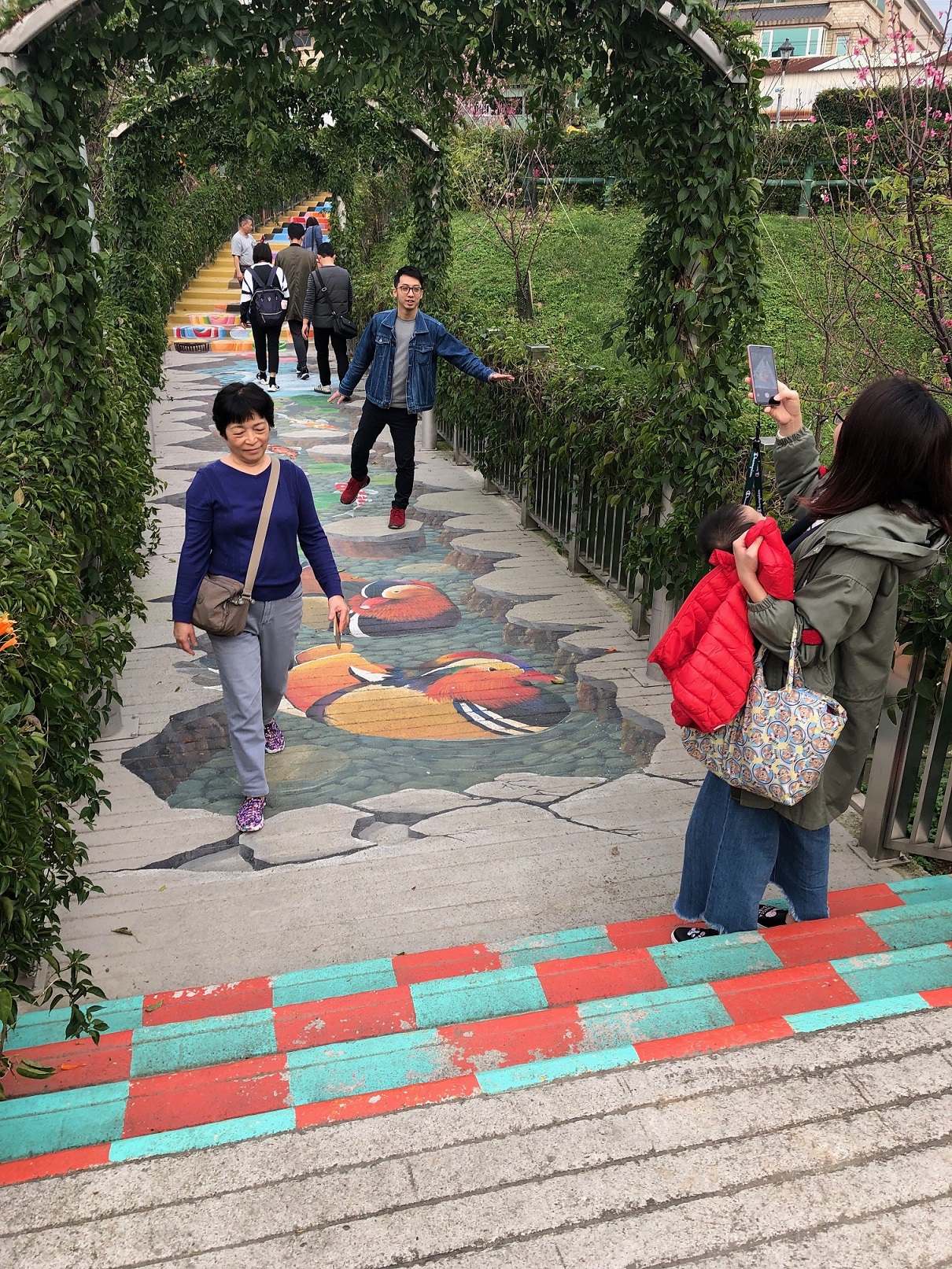 民眾於3D彩繪步道拍照