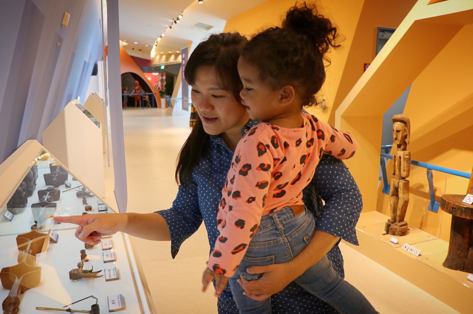 欣賞實體文物尋找變身「臉友」。