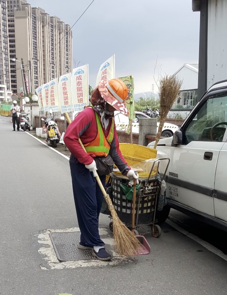 新北市清潔隊員總是盡力維護市容環境