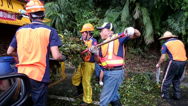 清潔隊員工作量大且繁重