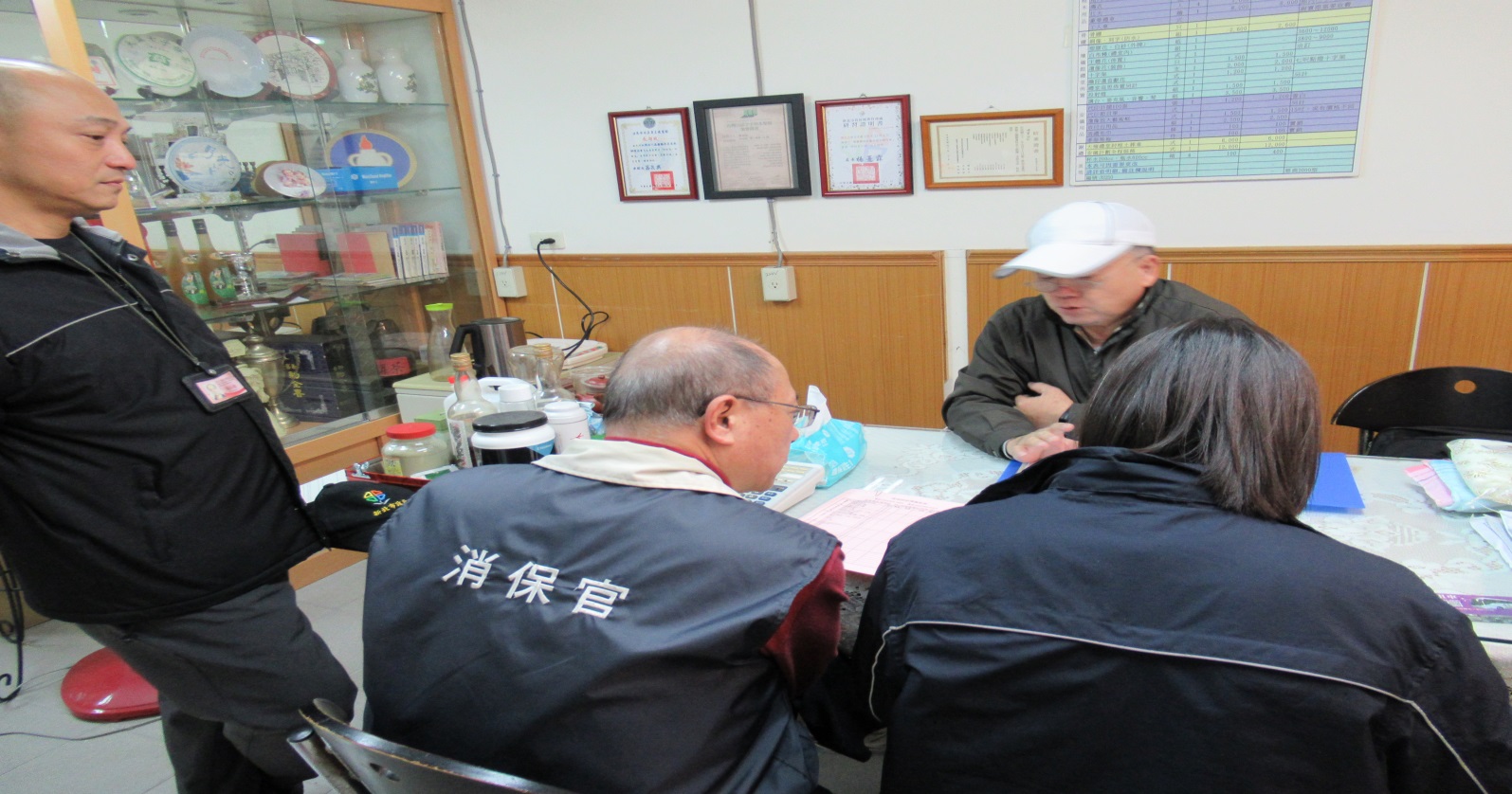 消保官與殯葬服務業者核對資料