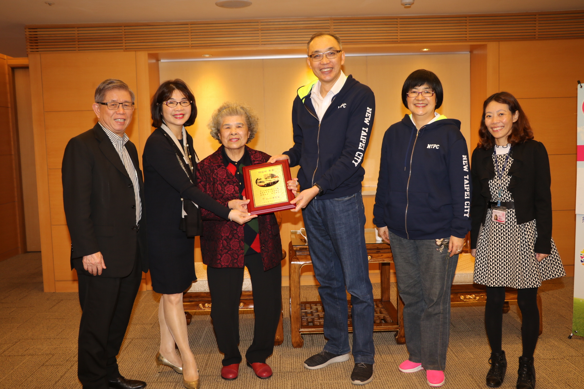 謝政達特別頒贈感謝狀給柯媽媽  左1、2為柯鈺羚與先生林登裕