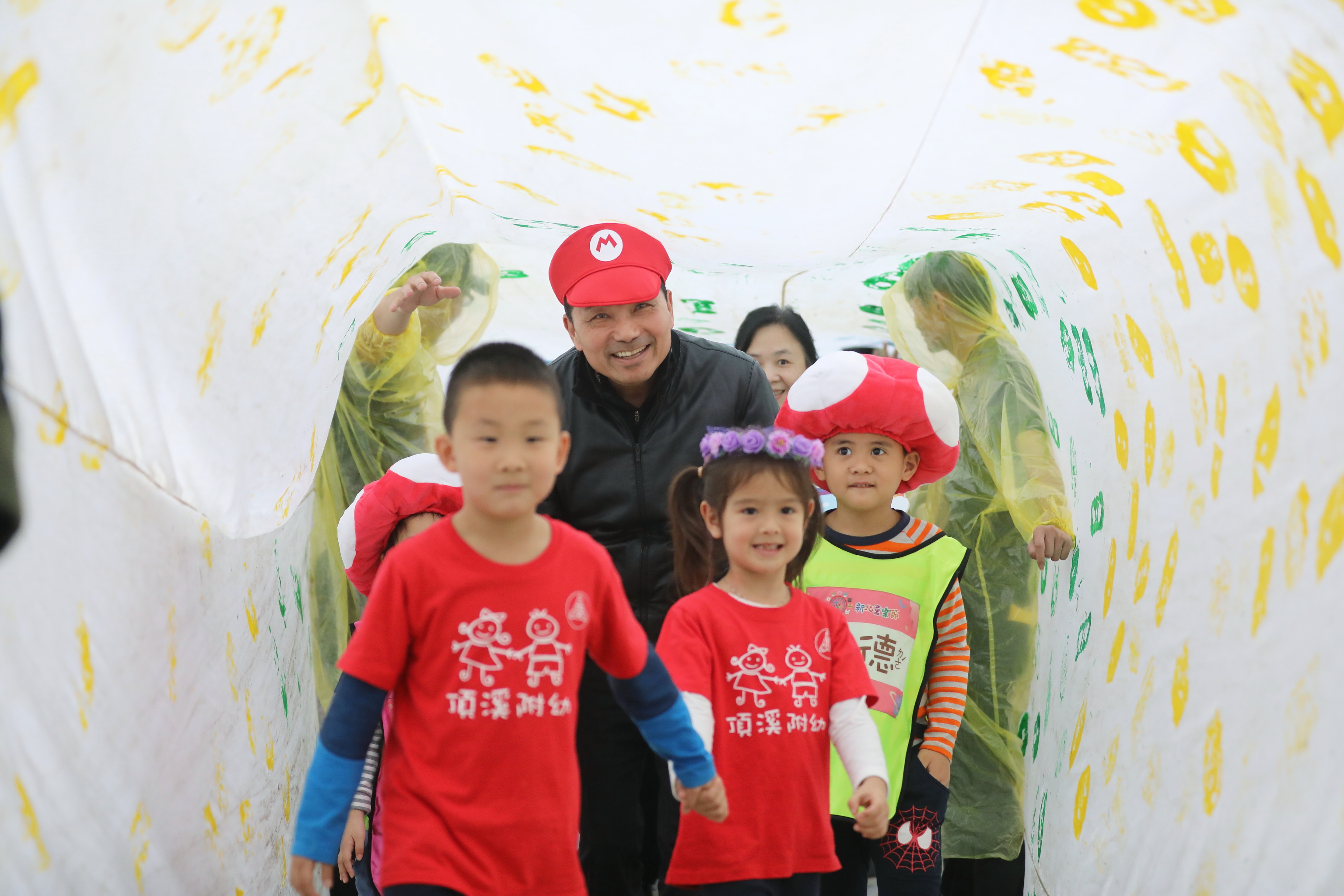 侯市長體驗全台最大風箏隧道