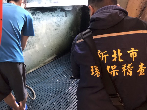 環保局稽查員與業者確認清洗過程