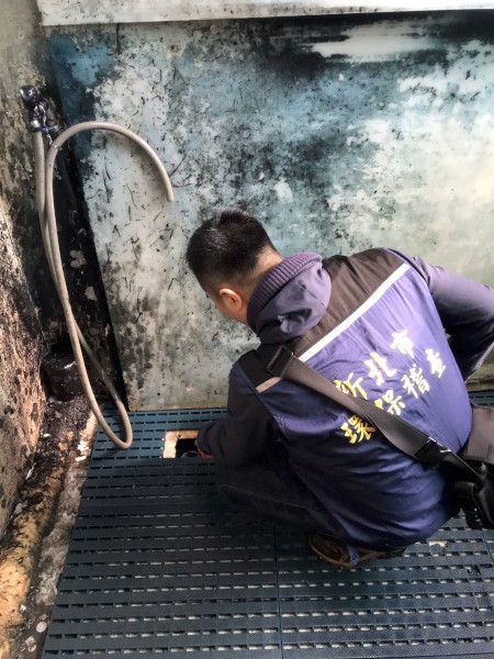 保局稽查員確認污染是由此孔流出污染中原溝