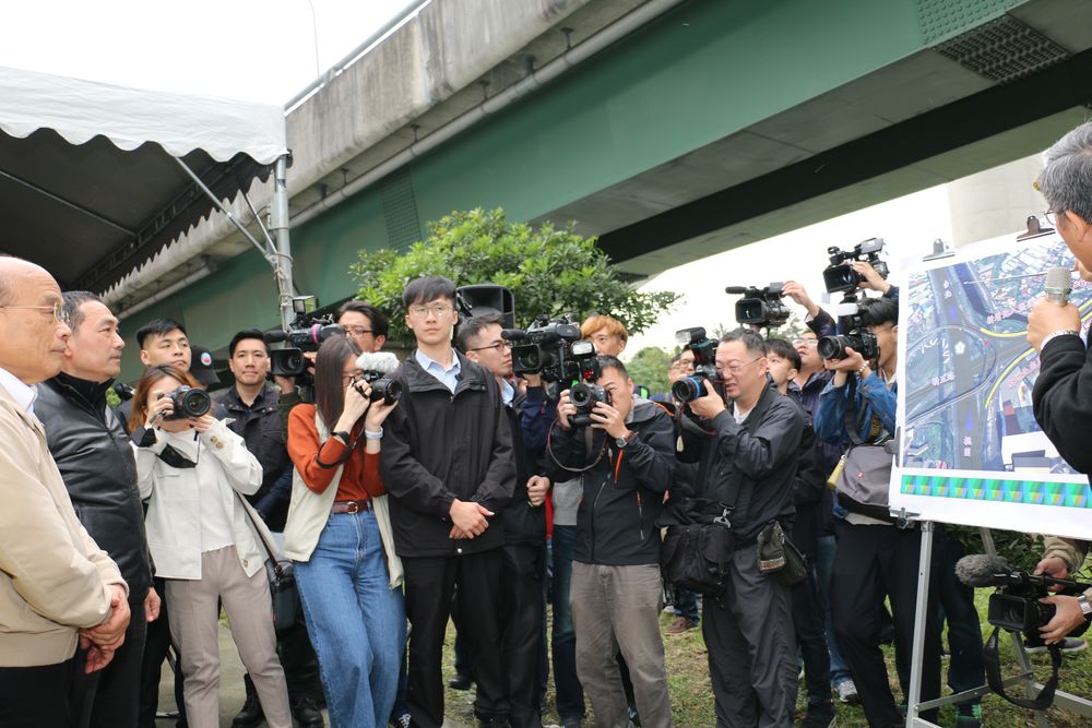 行政院長蘇貞昌和新北市長侯友宜聽取高速公路局簡報，如何增設五股交流道