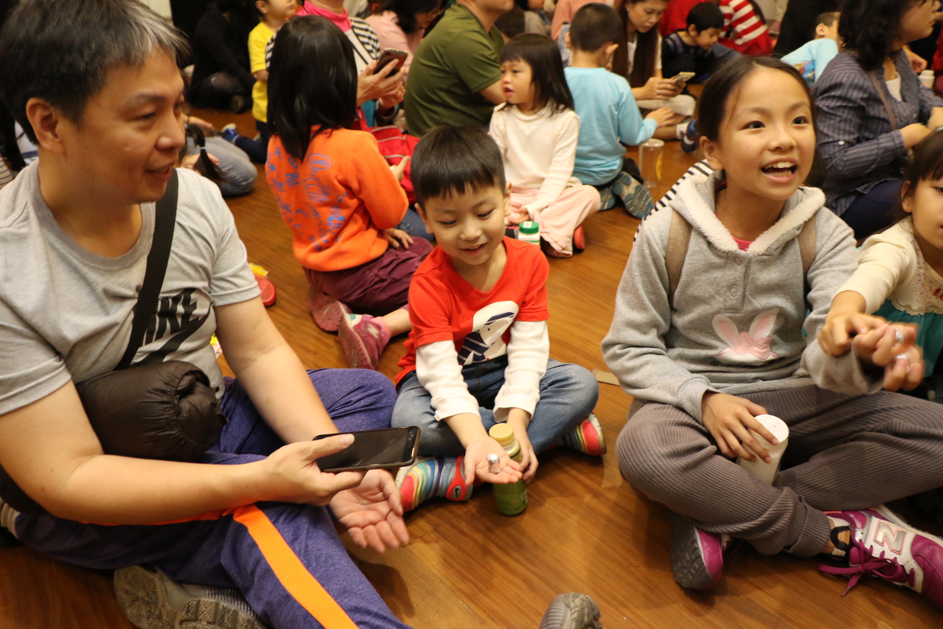 家長陪小朋友DIY跳寶  跳寶會任意跳動