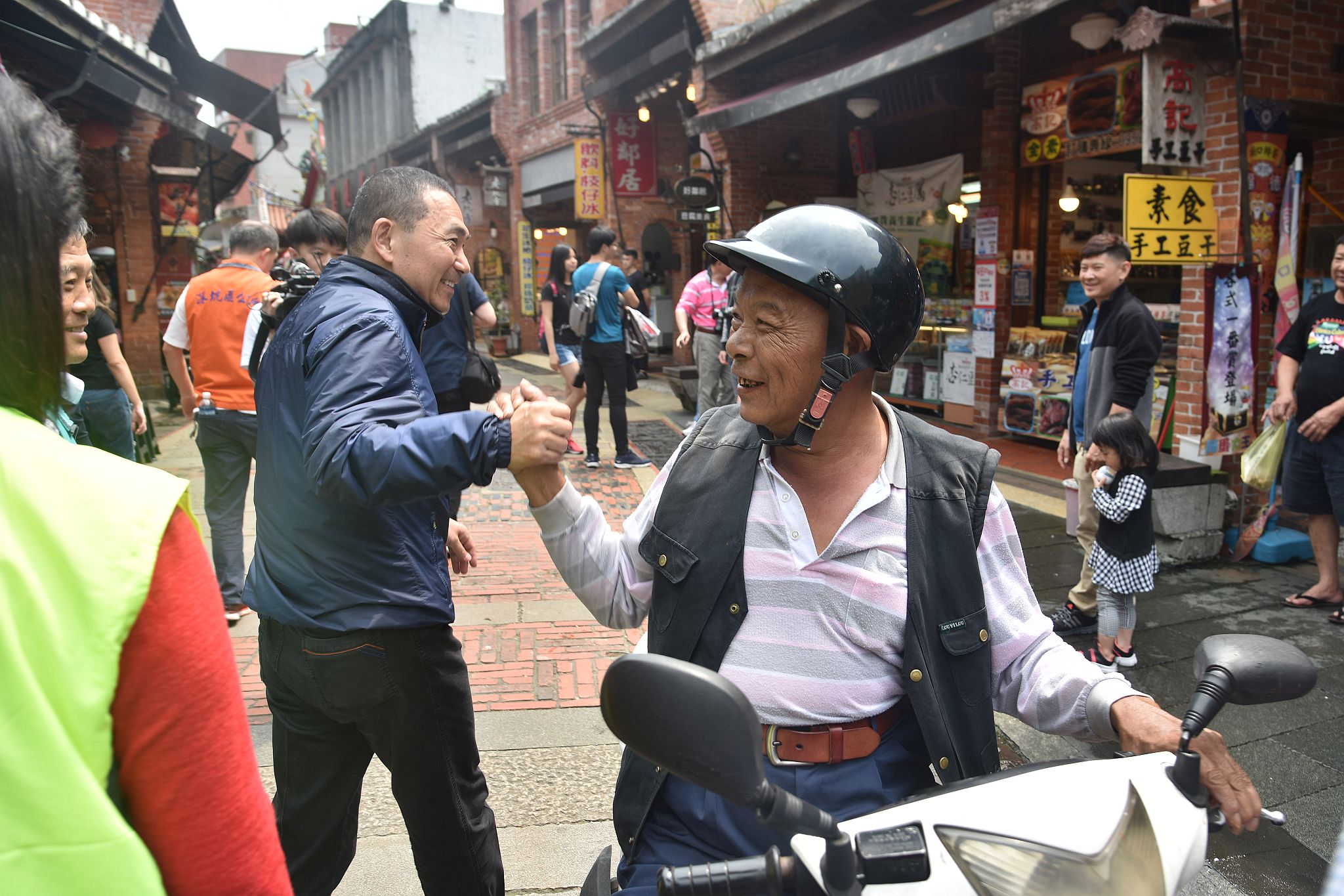 侯市長走訪深坑老街，親切和民眾打招呼