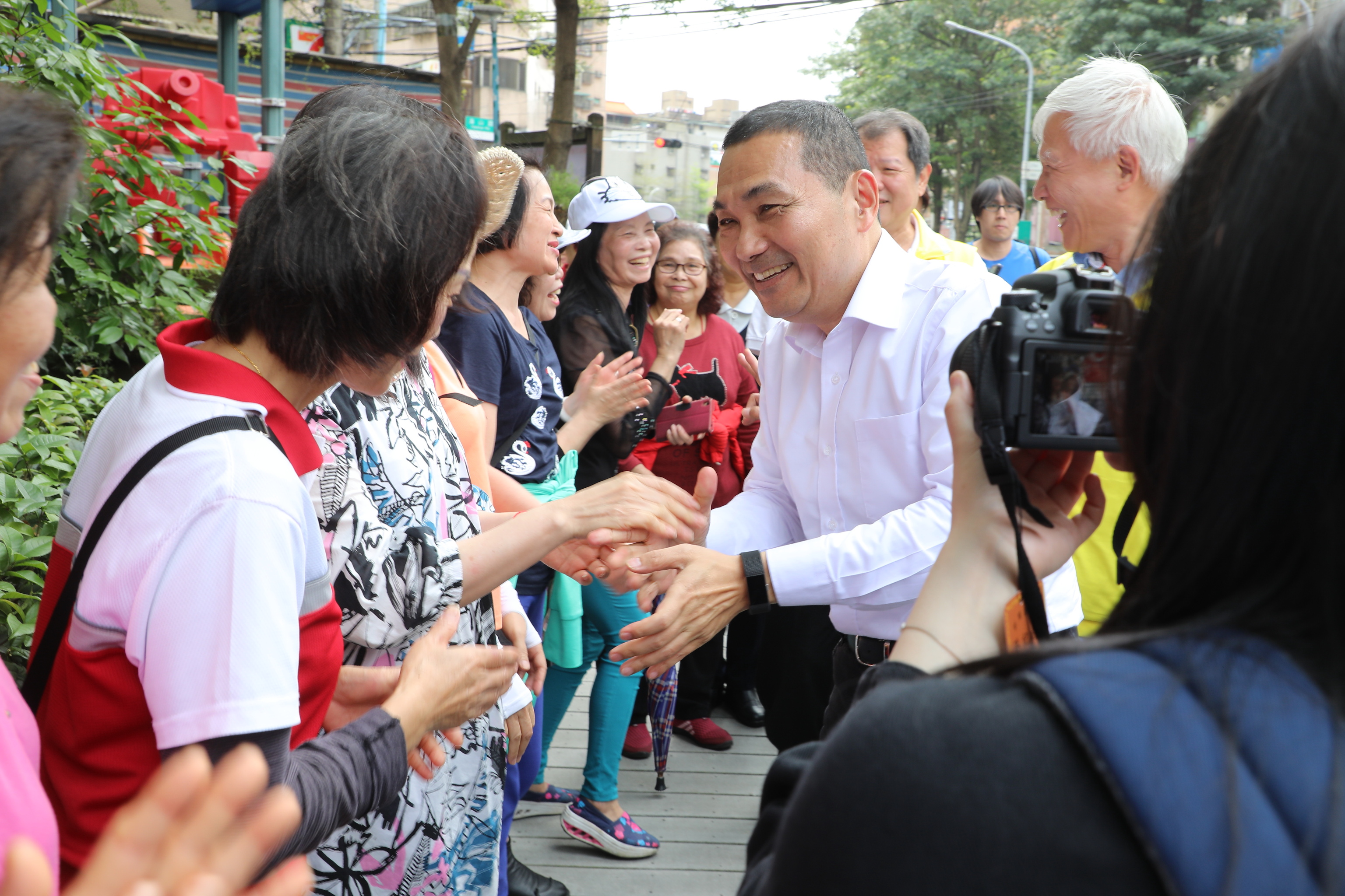 侯市長土城區貨饒里希望之河賞櫻，與在地鄉親握手致意