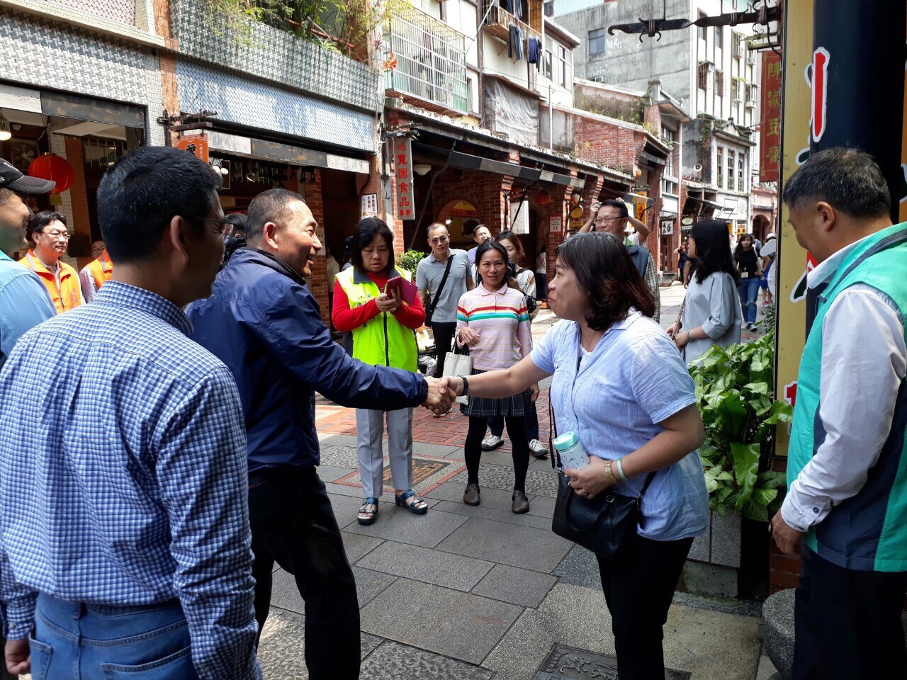 新北市長侯友宜今日特地前往訪視深坑老街，推動在地老分駐所成遊客中心。