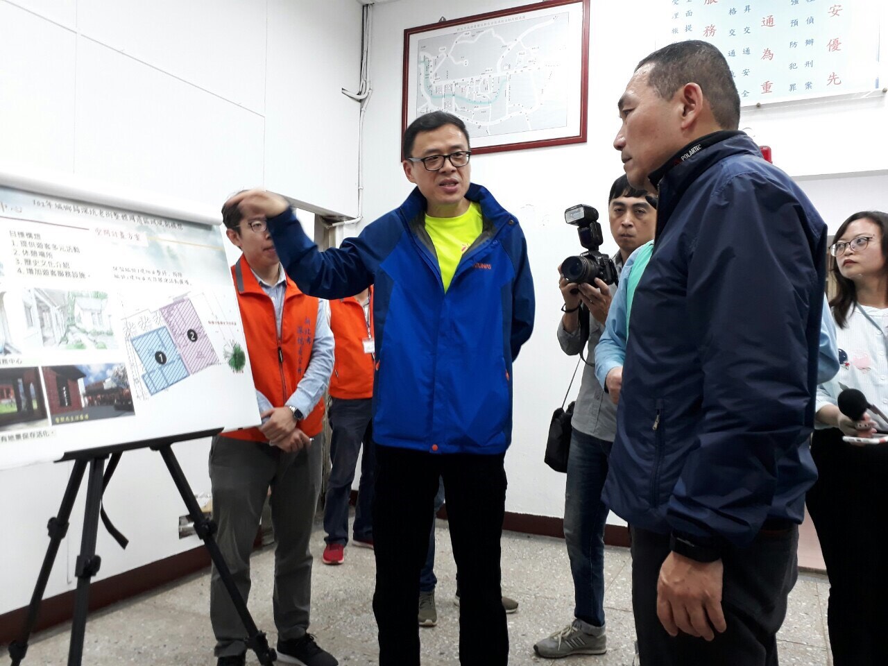 新北市長侯友宜今日特地前往訪視深坑，同時要求公所加速辦理在舊址設置遊客服務中心，讓遊客能有多元的休憩活動場所。