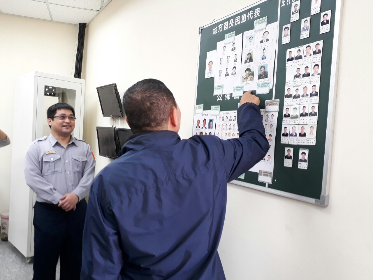 在結束老街行程後，侯友宜也步行前往新的深坑分駐所，為了假日依舊堅守崗位的警察加油打氣。