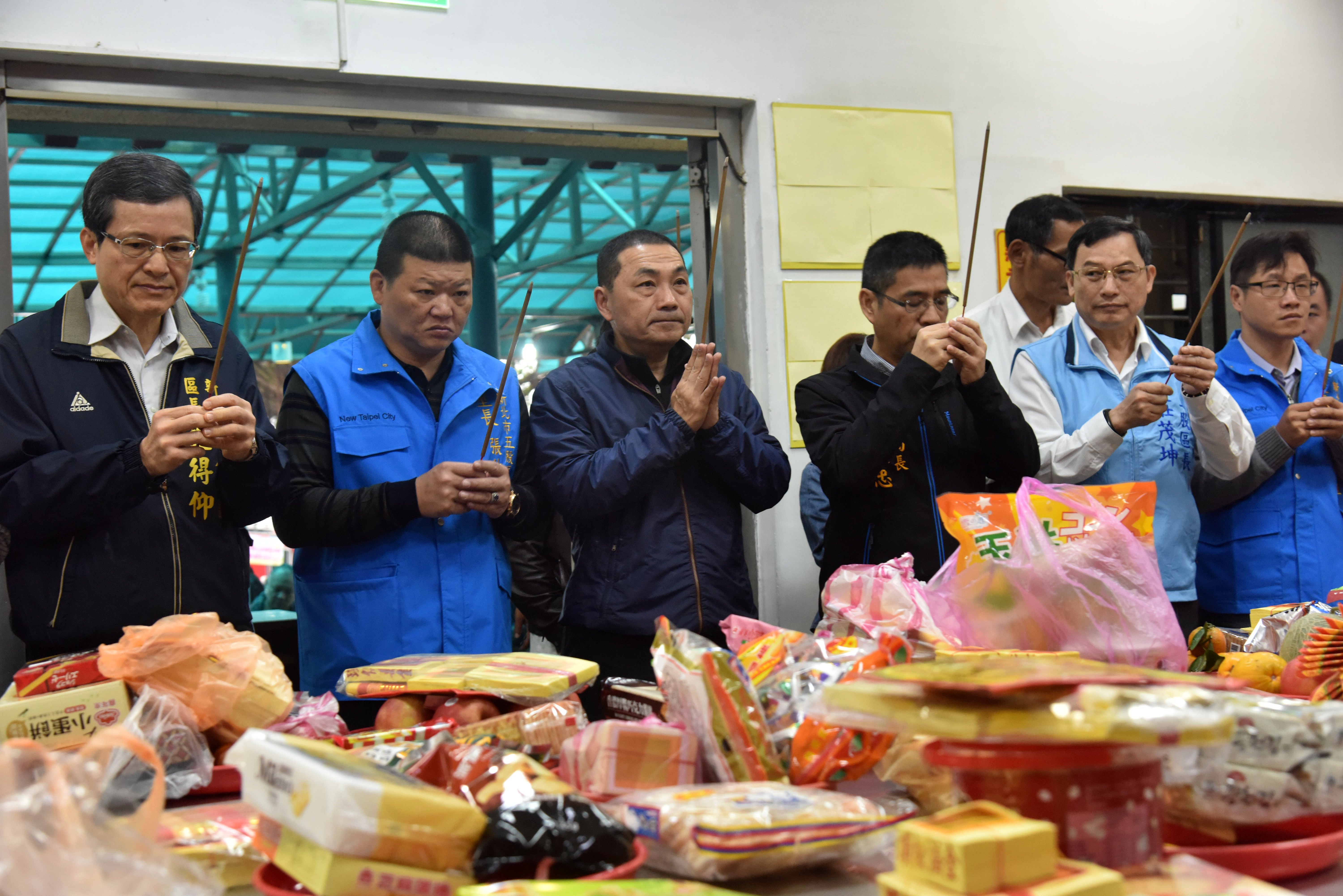 今(5)日是清明節，市長侯友宜一早到五股孝恩納骨堂上香祭祀，並視察清明掃墓服務情形。